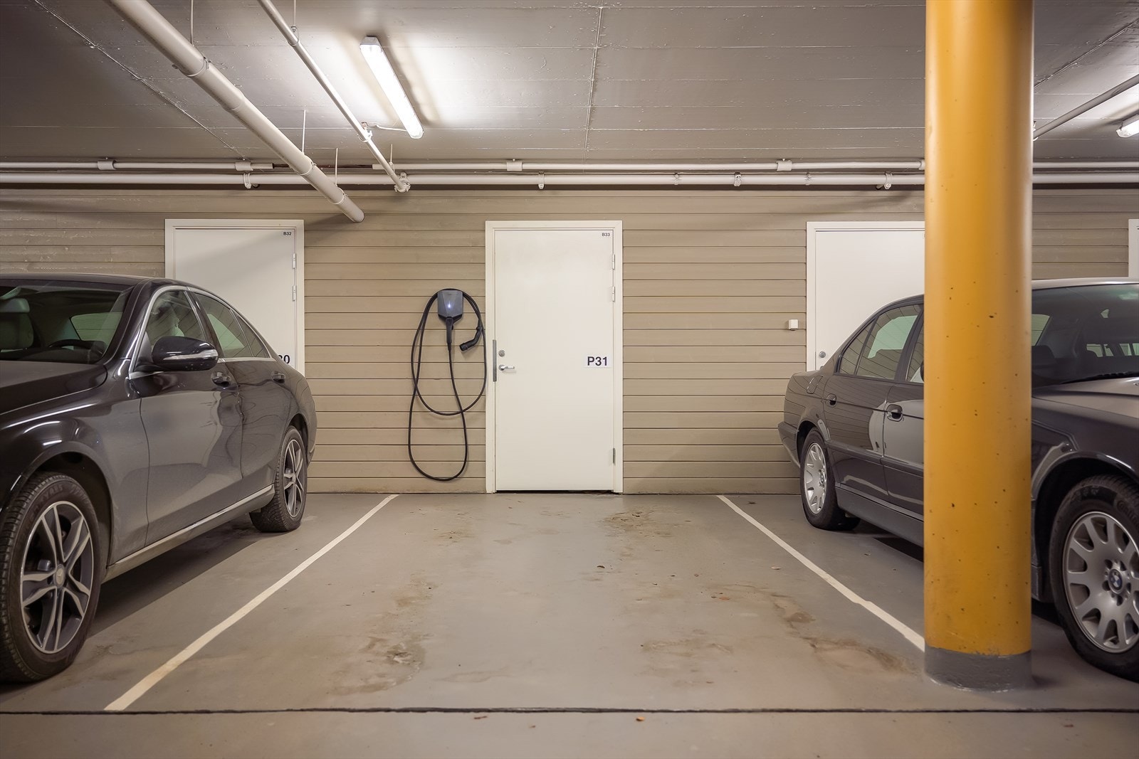 Med leiligheten medfølger det fast parkeringsplass. Her er det montert el-bil lader. Galleribilde