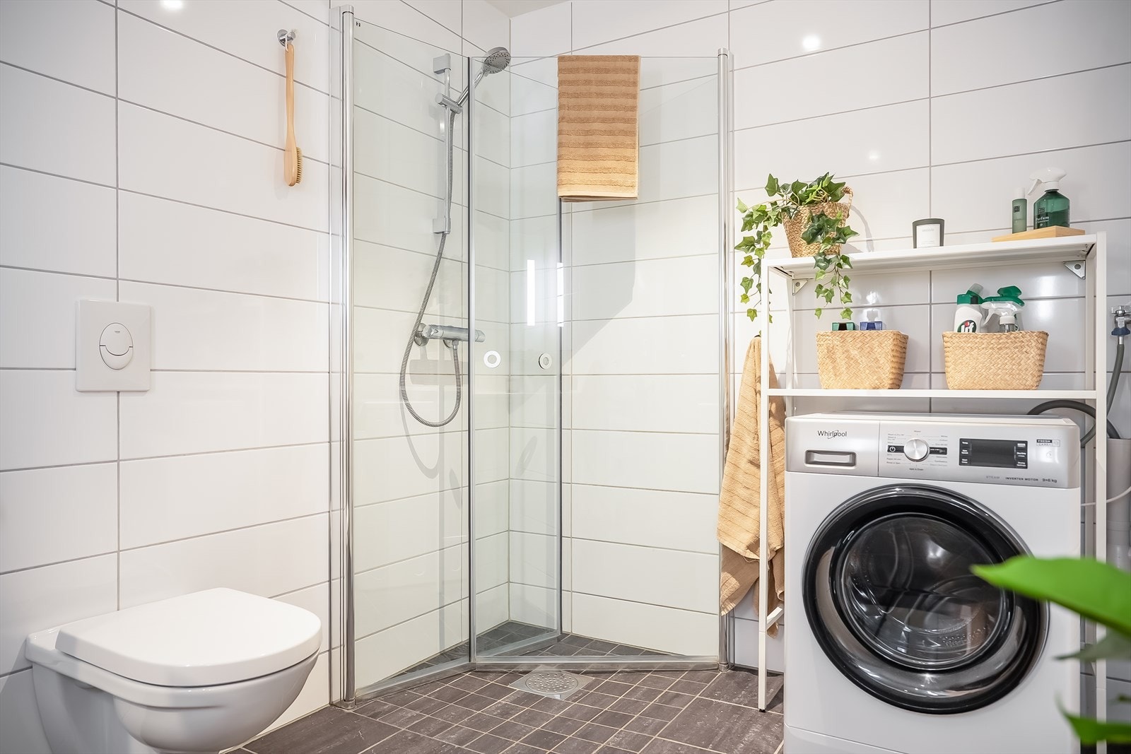 Badet er også utstyrt med opplegg for vaskemaskin, vegghengt toalett og behagelig gulvvarme. Galleribilde