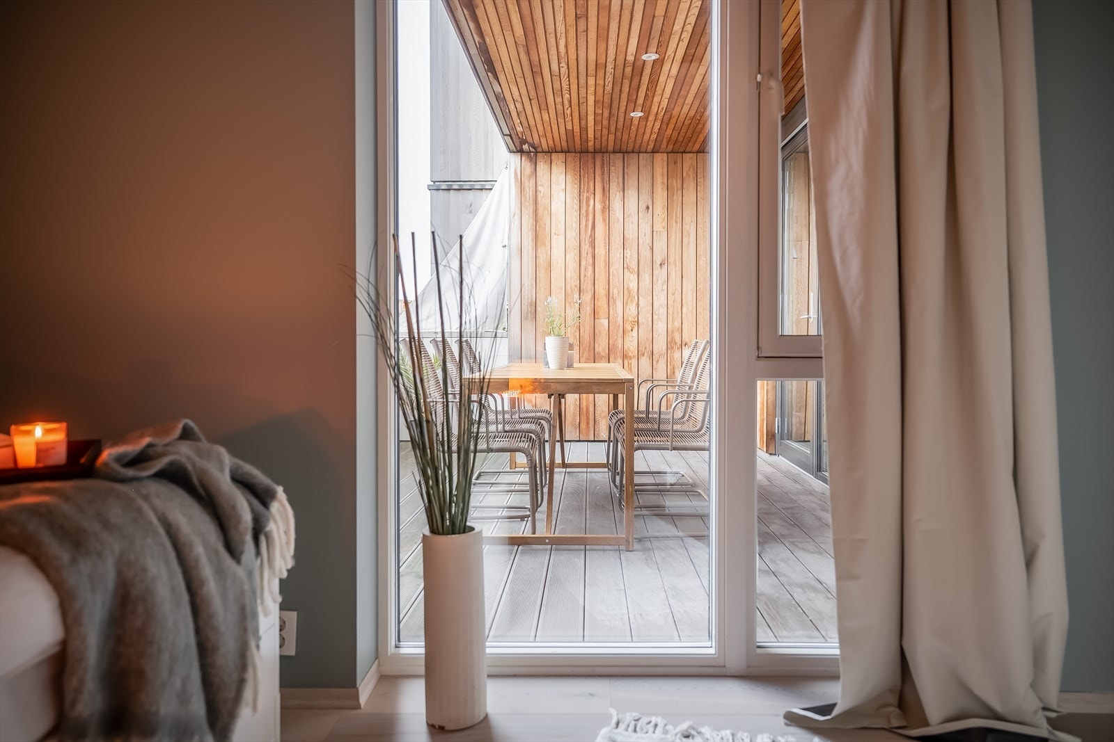 Rommet har fin og skjermet plassering egen balkong. Galleribilde