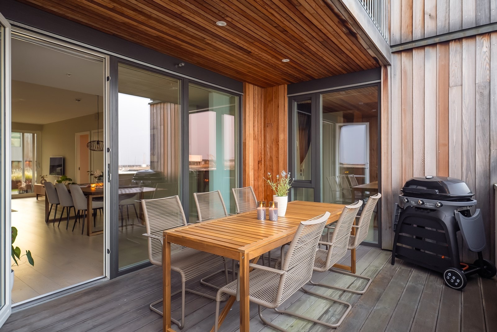 Med direkte tilknytning til kjøkkenet, fungerer balkongen som en naturlig forlengelse av spisestuen på sommerstid. Galleribilde