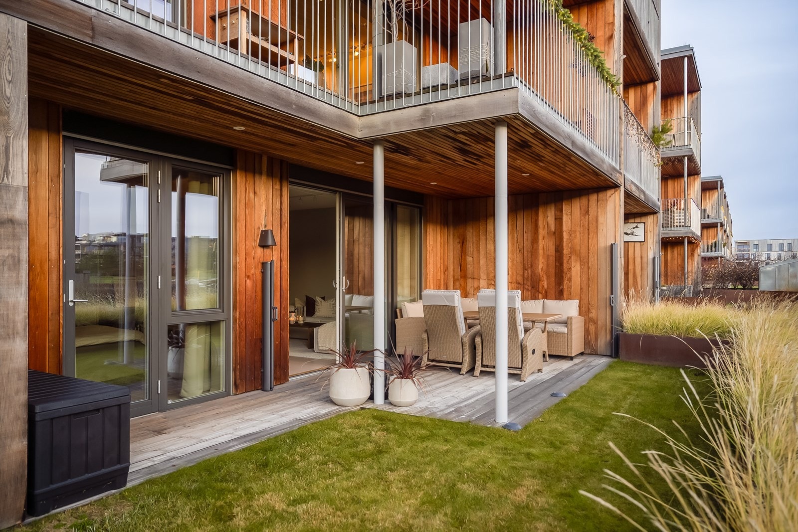 Terrassen er sørvestvendt og byr på særdeles gode solforhold. Galleribilde