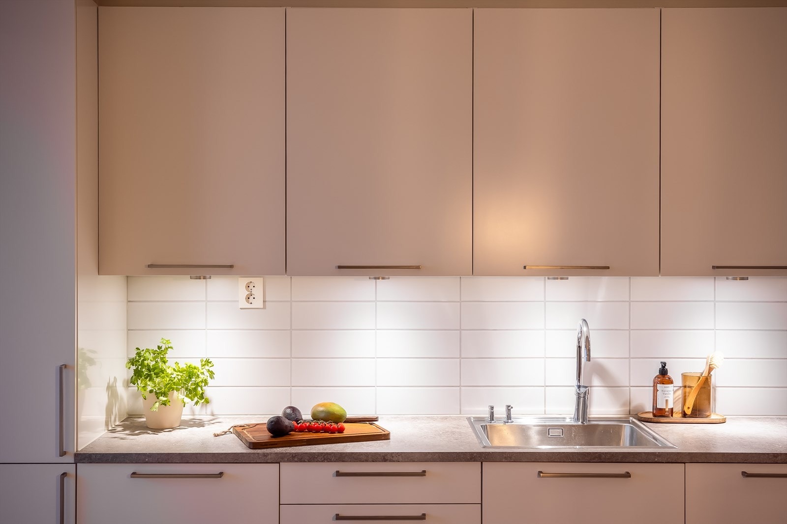 Overskapene er utstyrt med spotter som gir godt med arbeidslys. Galleribilde