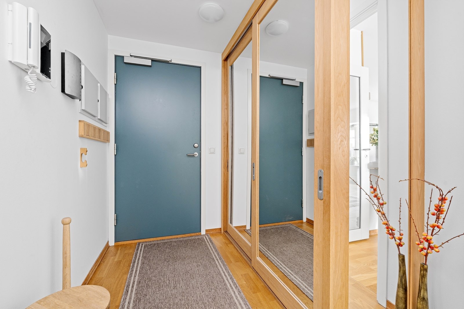 Det er også spesiallaget en større skyvedørsgarderobe i tilknytting til entreen med speilfronter som gir en god romfølelse. Galleribilde