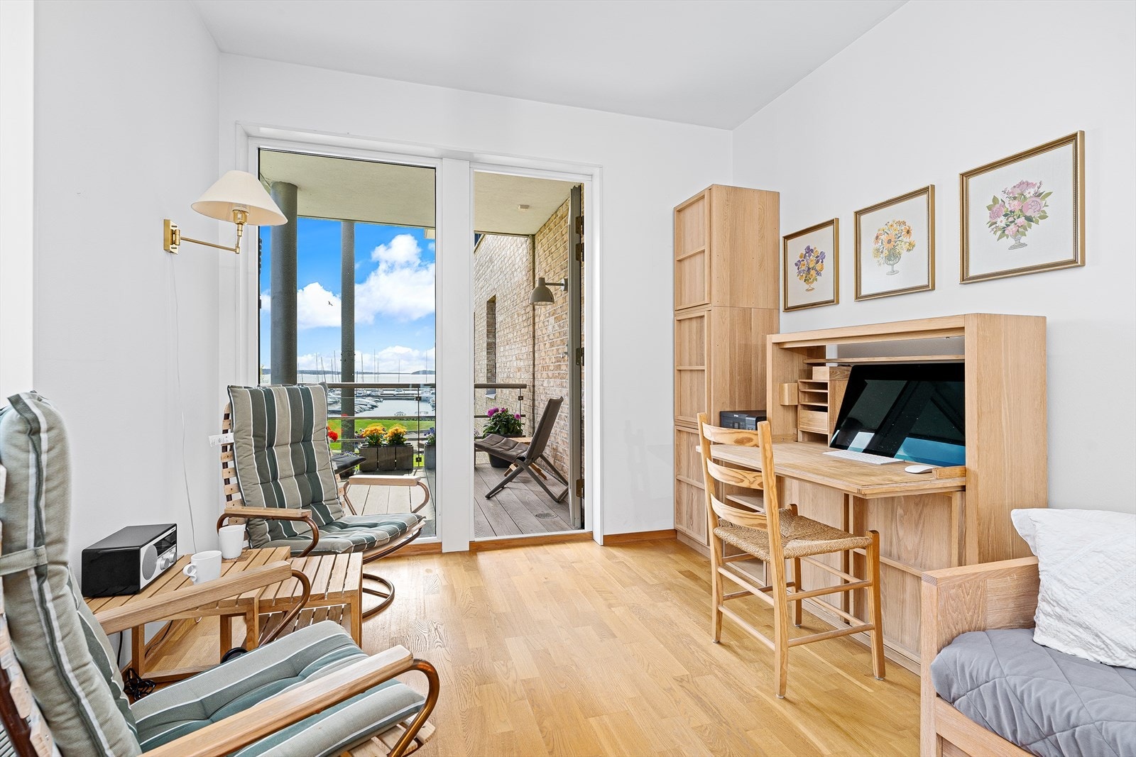 Fra dette rommet er det tilkomst til balkong og du har nydelig utsikt også fra dette rommet. Båthavn, sjø og havet i bakgrunnen. Galleribilde