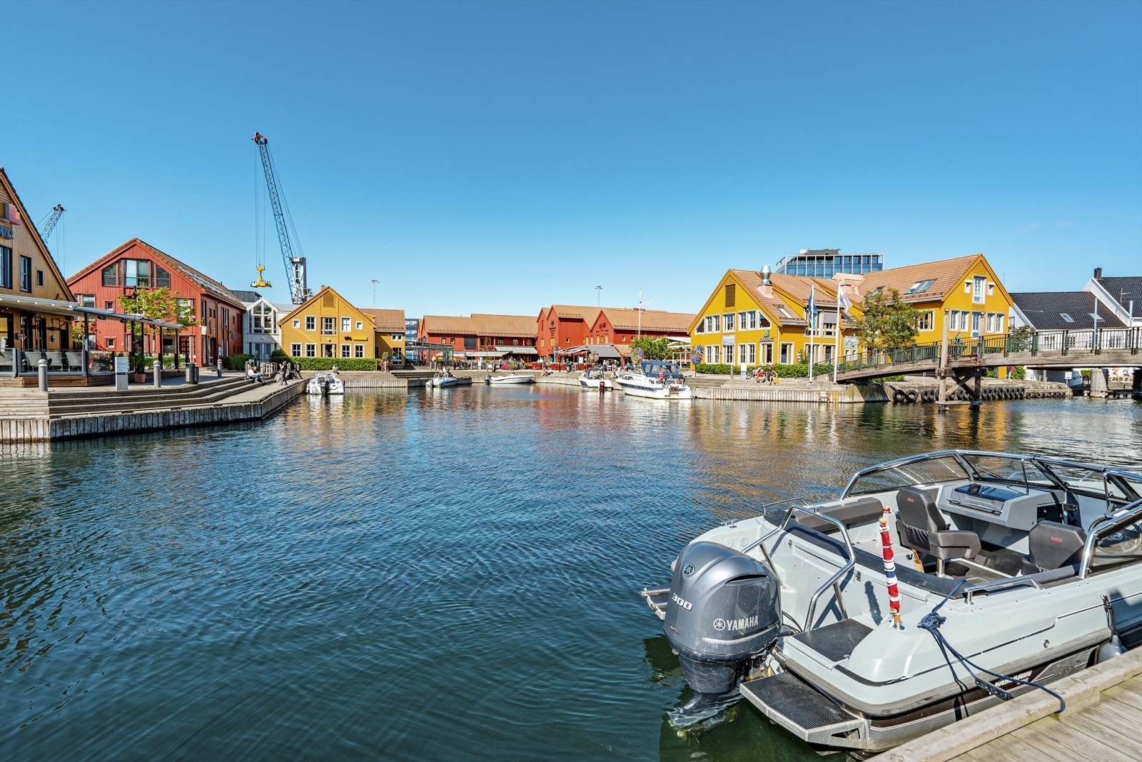 Fiskebrygga med restauranter og hyggelige konserter sommerstid ligger også i kort gangavstand. Videre fra Fiskebrygga kan gåturen gå videre mot Kilden, Kunstsiloen og Odderøya hvor du finner flotte gå- og turområder. Galleribilde