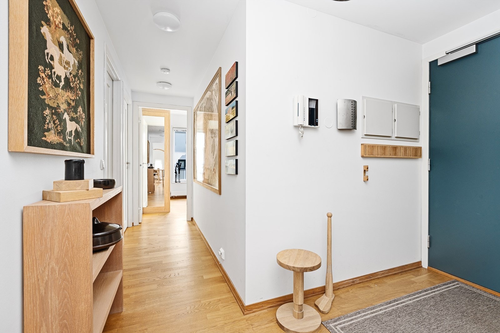 Videre inn finner du entreen med porttelefon som slipper venner og familie enkelt inn i bygget. Galleribilde