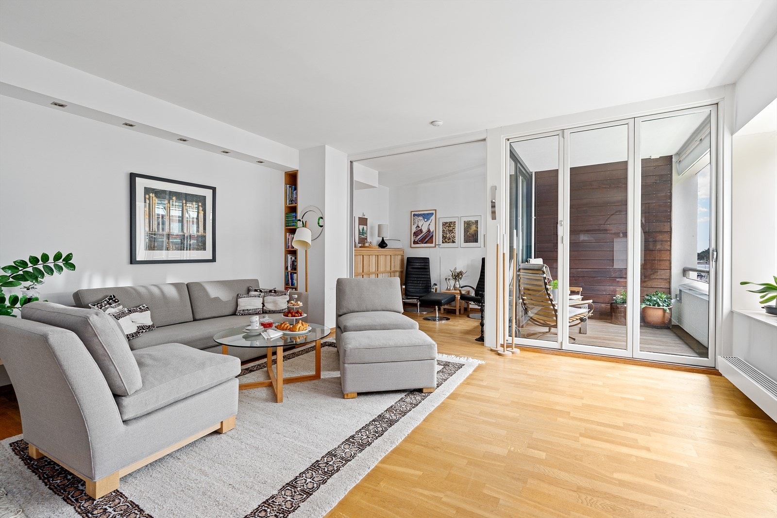 Velkommen inn! Leiligheten fremstår gjennomgående lys og innbydende med smarte egenbygde løsninger. Du har en praktisk planløsning med en stor åpen stue/kjøkkenløsning, entre, to bad, samt to soverom. I tillegg til ekstern bod og parkeringsplass. Galleribilde