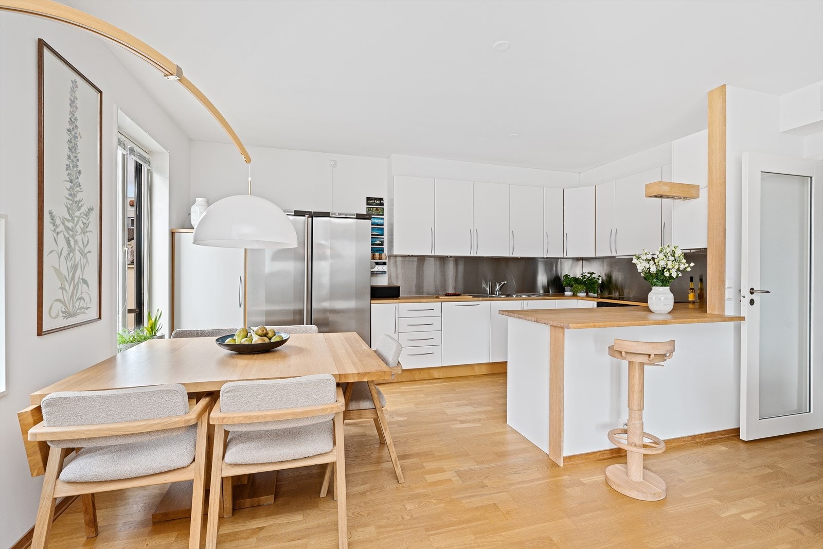 Kjøkkenet inneholder alt du behøver med god skap- og benkeplass, og en barløsning på kjøkkenøya. Du har også plass til et romslig spisebord med tilhørende stoler i tilknytting til kjøkkenet. Galleribilde