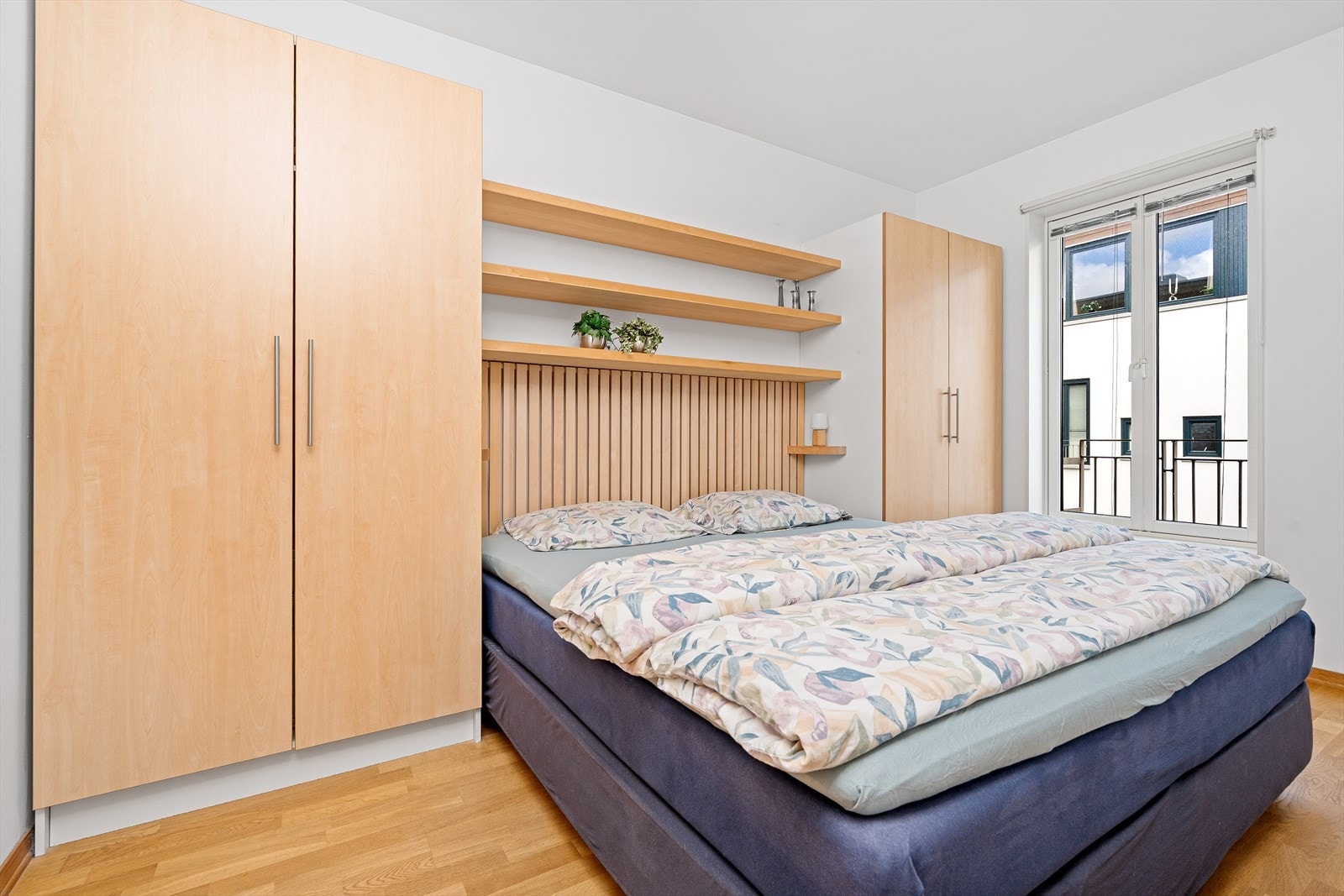 Hovedsoverommet er av god størrelse med plass til dobbeltseng med flott sengegalv og hyller over, samt god oppbevaringsplass i garderobeskap. Galleribilde