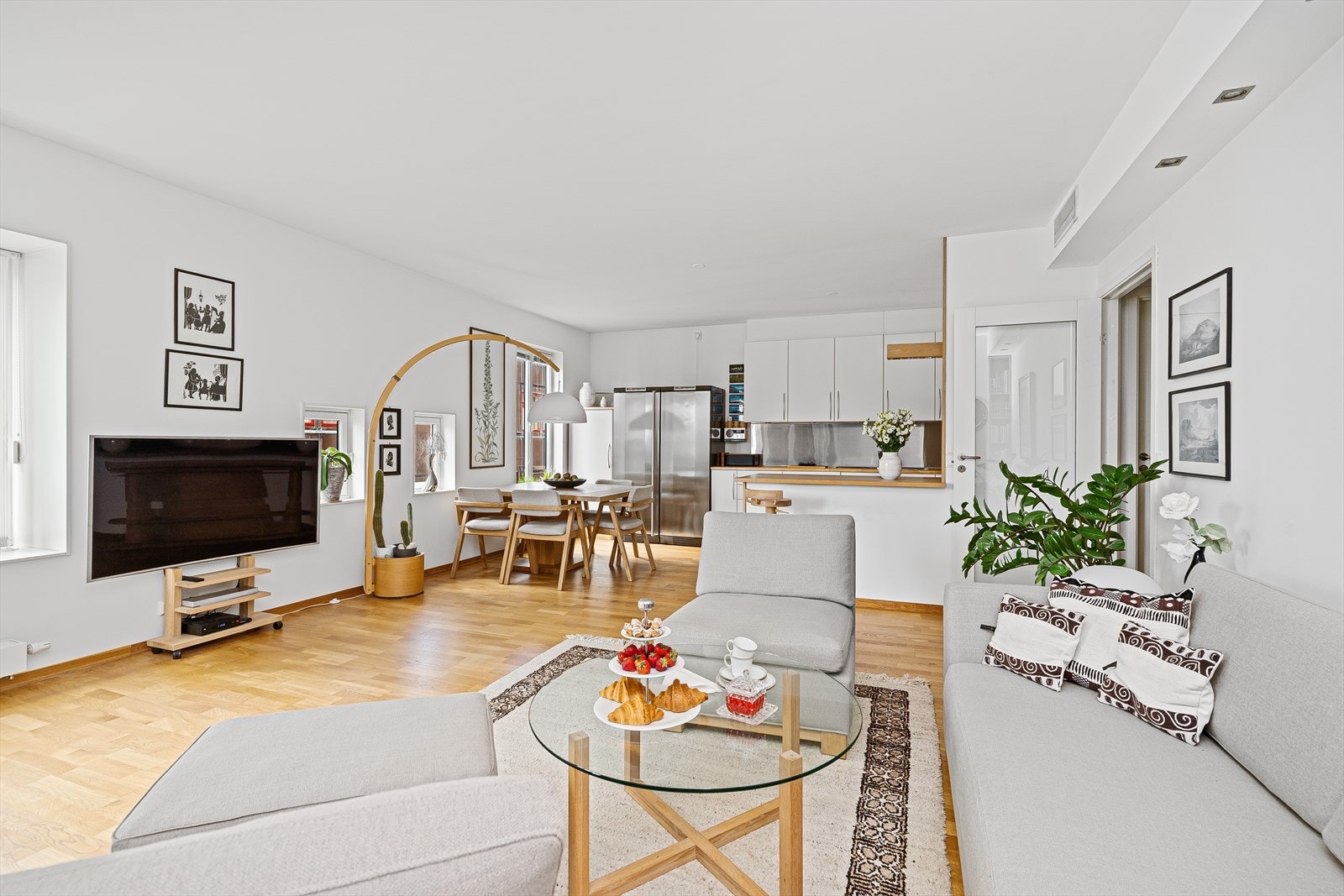 Nåværende eiere har bebodd leiligheten siden den var ny og i 2017 åpnet de mer opp mellom stue/kjøkken, og satt inn en kjøkkenøy. Det har gjort rommet mer åpent slik at naturlig dagslys også når kjøkkenet. Galleribilde