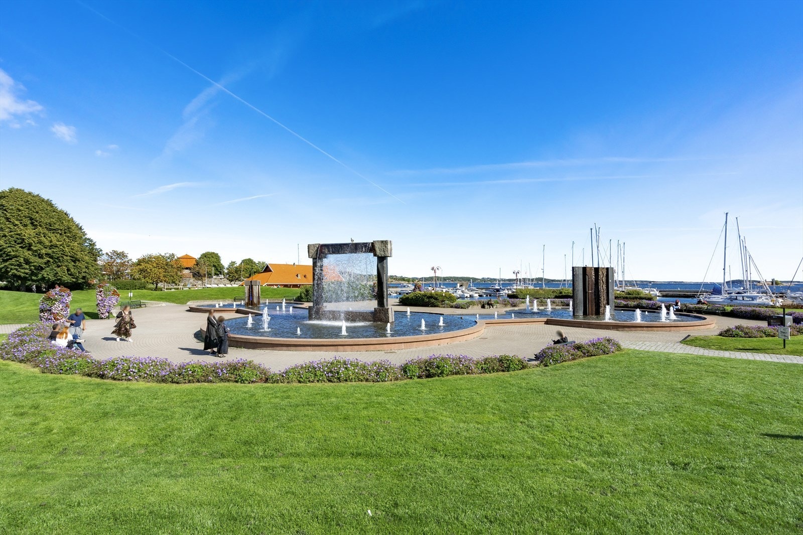 Like ved finner du populære og nydelige Nupenparken. Nedenfor er Sjøhuset som serverer fantastisk god mat, båthavna og videre badestrand og Hartmanns brygge. Galleribilde