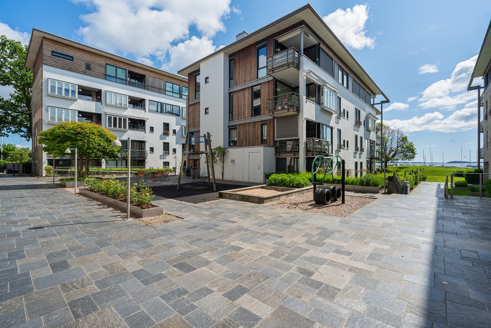 Sameiet har svært flott opparbeidede uteområder med beplantning, lekeplass og sitteplasser. Det er også gangstier med port direkte ut i strandpromenaden. Galleribilde