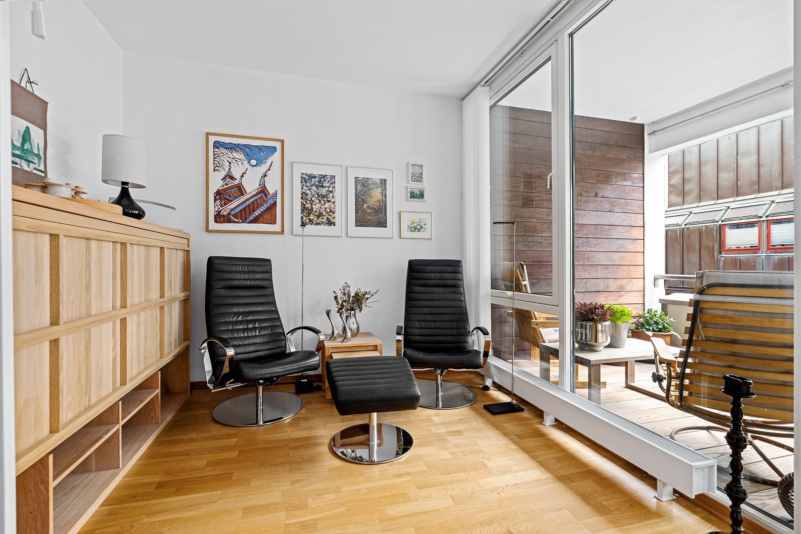 I den åpne stue/kjøkkenløsningen var det innerste rommet tiltenkt som soverom nr. 3. Nåværende eiere har valgt å ta bort skyvedøren som opprinnelig stod her, og benyttet rommet som en ekstra stue, kombinert med et gjesterom. Skyvedør og skinner medfølger. Galleribilde