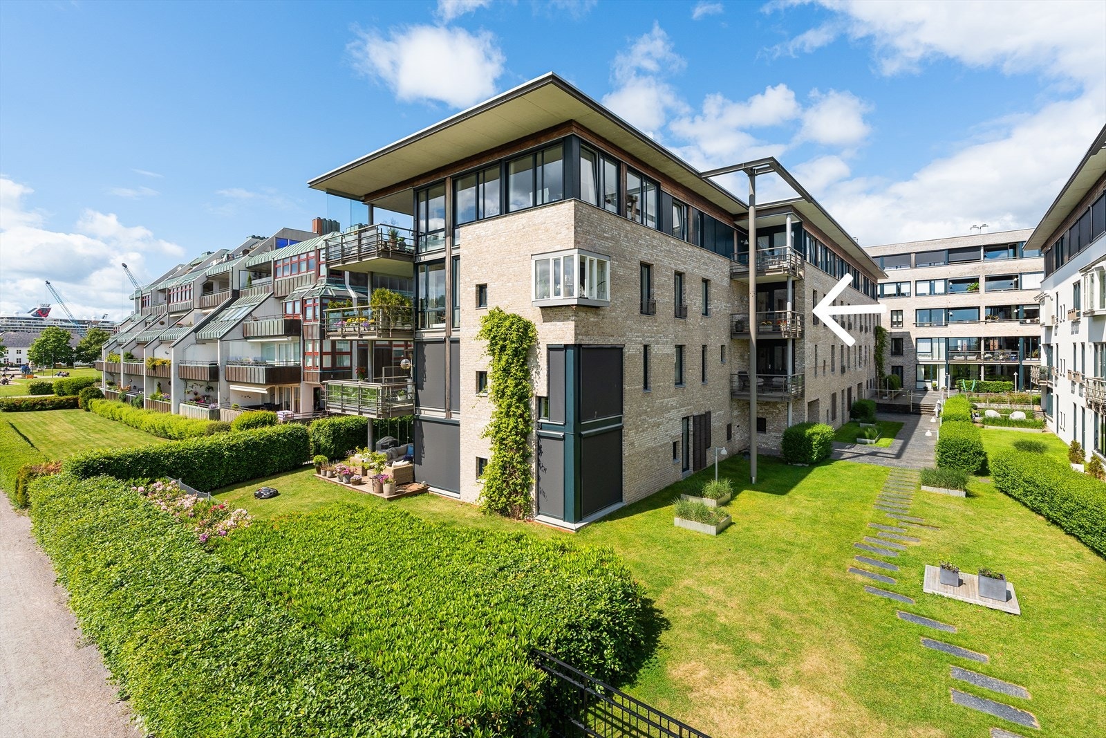 Leiligheten ligger i byggets tredje etasje hvor du har tilgang på to balkonger, med en på hver side av bygget. Det gjør at du kan nyte både morgen- og ettermiddagssol. Galleribilde