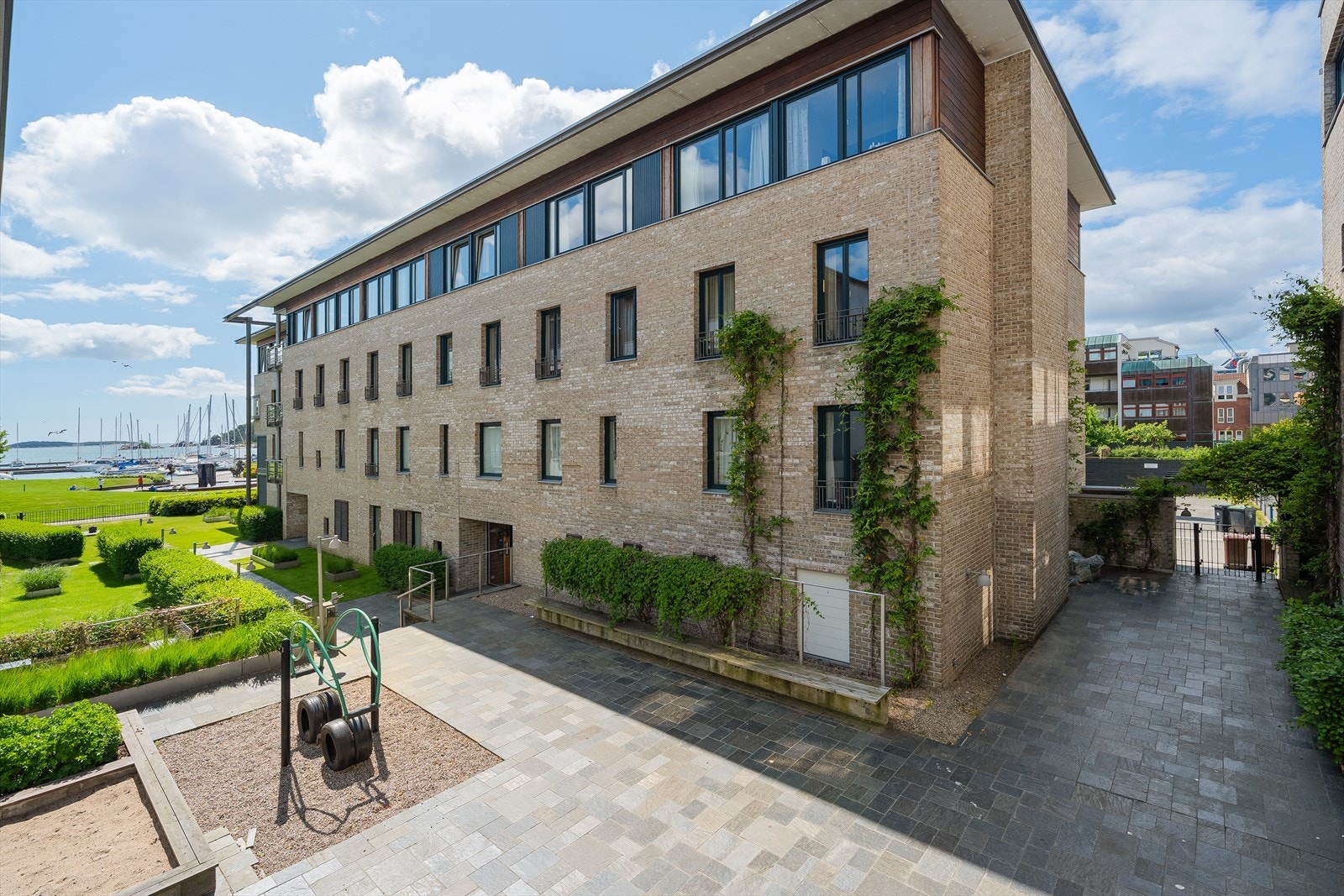 Flytter du hit til Østre Strandgate 20A vil du bo svært sentralt, men likevel i svært rolige omgivelser. Nåværende eiere beskriver området og oppgangen de bor i som rolig med hyggelige naboer. Galleribilde