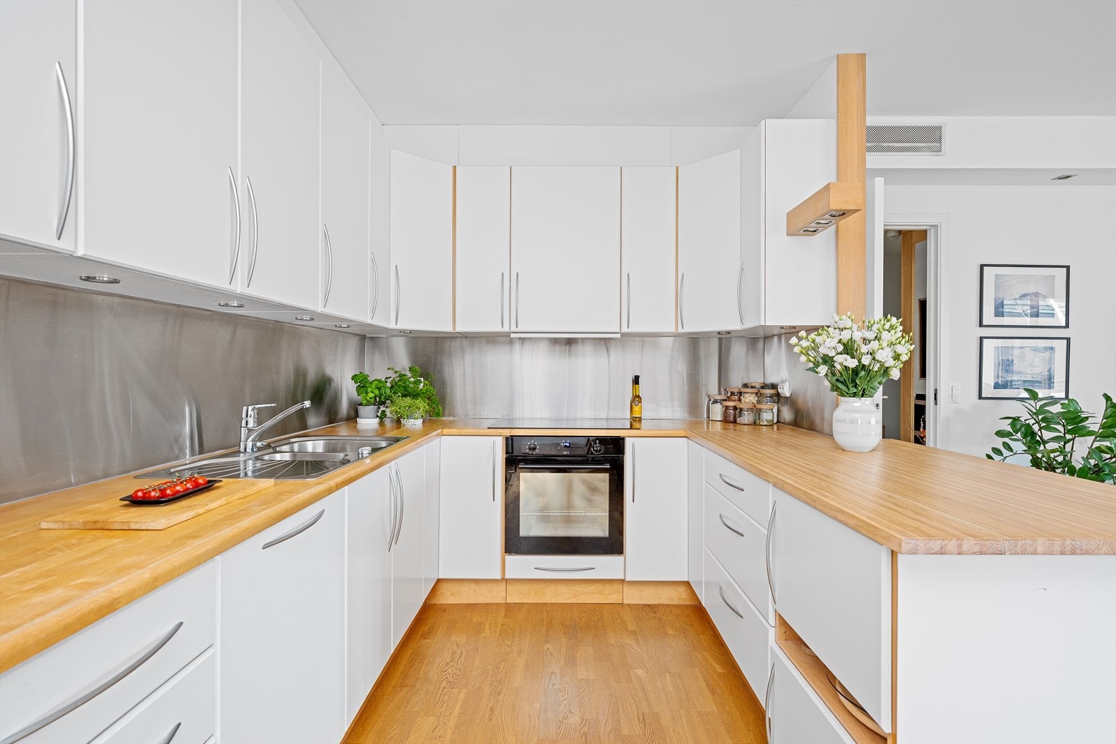 Kjøkkenet består av integrerte hvitevarer som stekeovn, induksjonsplatetopp, oppvaskmaskin, samt kjøleskap. Det er i tillegg avsatt plass til både et fullt kjøleskap og frys om ønskelig. Galleribilde