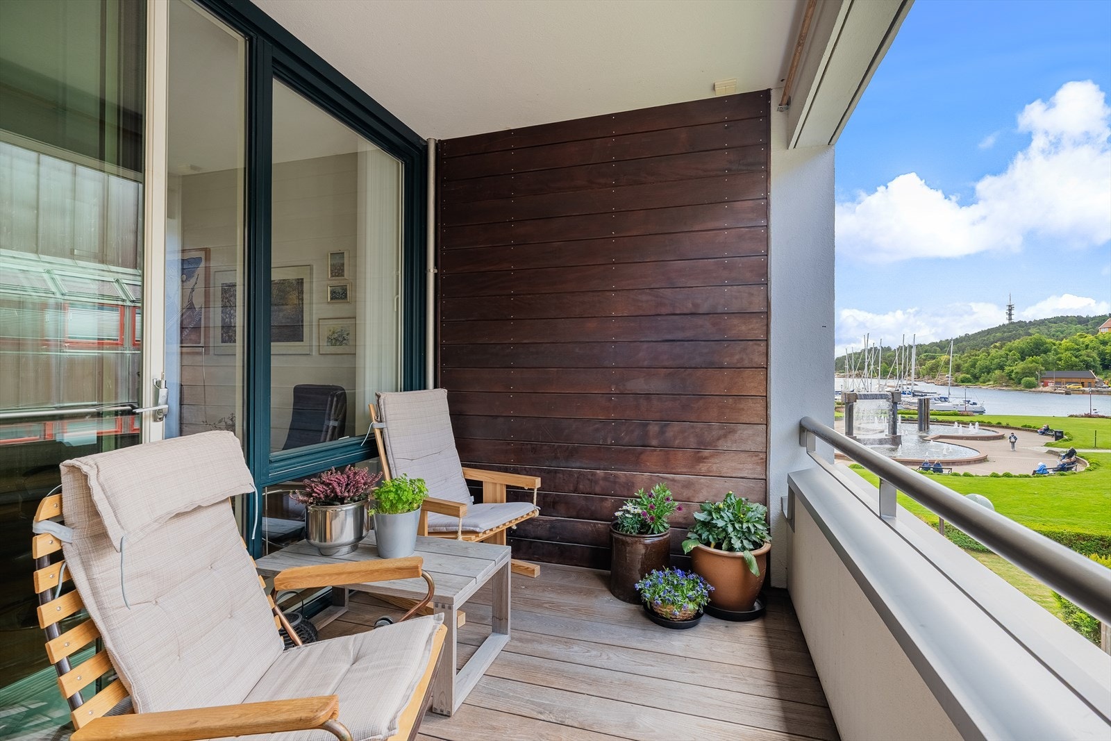 Fra den andre av leilighetens to balkonger sitter du skjermet på en overbygget balkong. Du har likevel også herfra veldig flott utsikt! Galleribilde