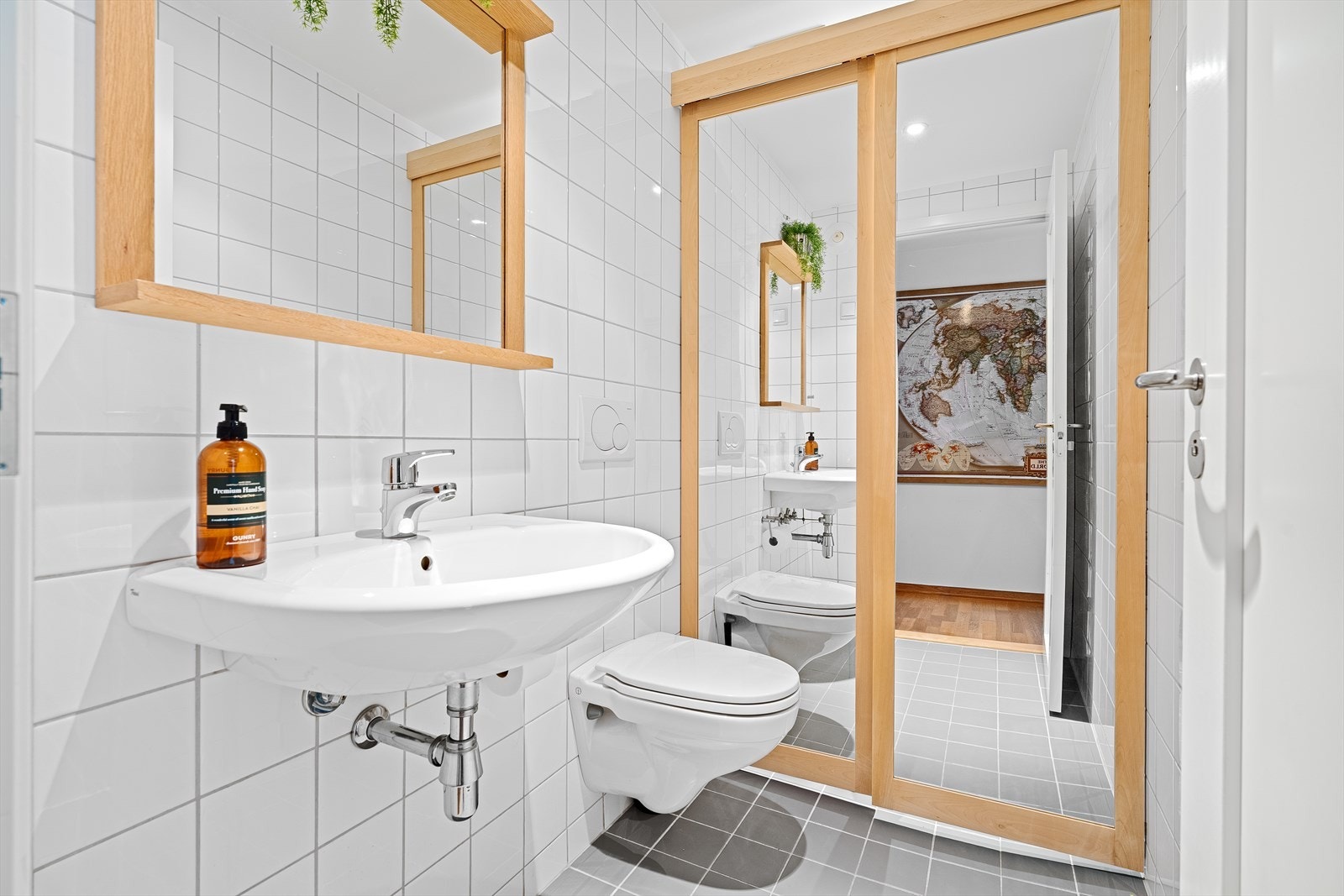 Gjestebadet består av et vegghengt toalett, samt vask med speil over. Nåværende eier har laget speil og skyvedørsgarderobe i klassisk eik. Galleribilde