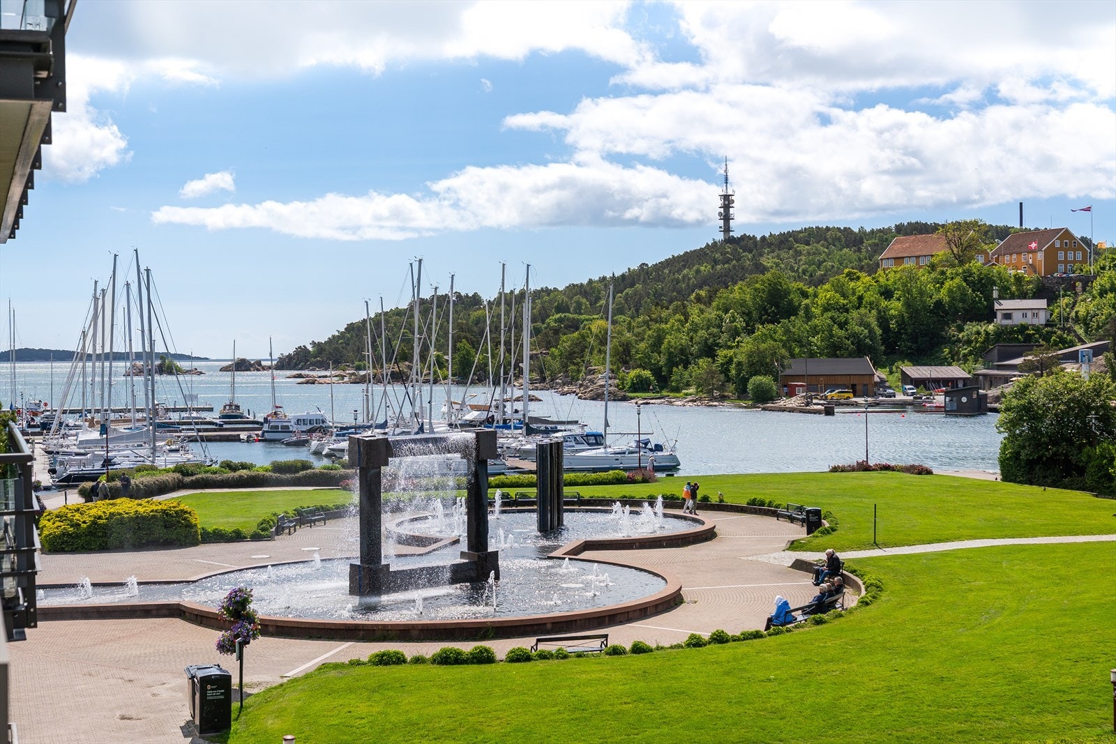 Du ser Nupenparken, båthavnen og mot Odderøya. Fra leiligheten kan du se både sjø og hav om du vil. Galleribilde