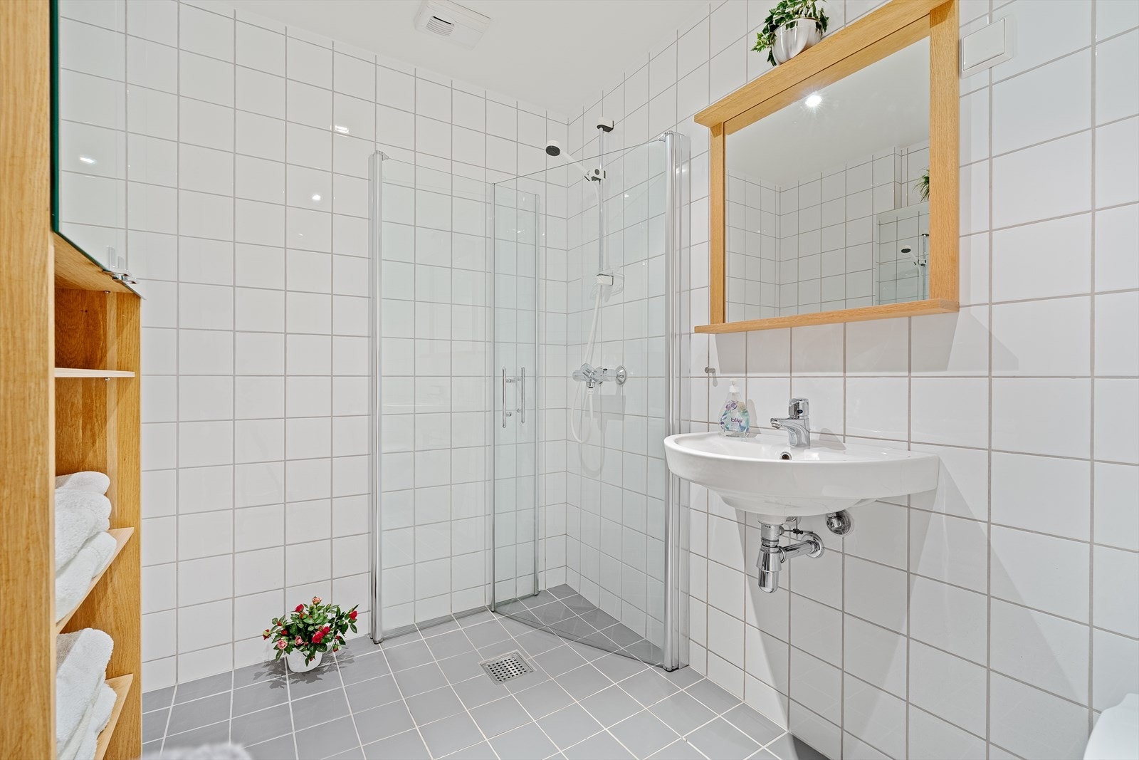 Leiligheten inneholder to bad, som ligger vegg i vegg. Ett tiltenkt gjester og ett hovedbad. Begge bad er helfliset med vannbåren gulvvarme (fjernvarme). Hovedbad inneholder en dusjnisje med innfellbare dusjdører, vegghengt toalett, vask, samt innredning. Galleribilde