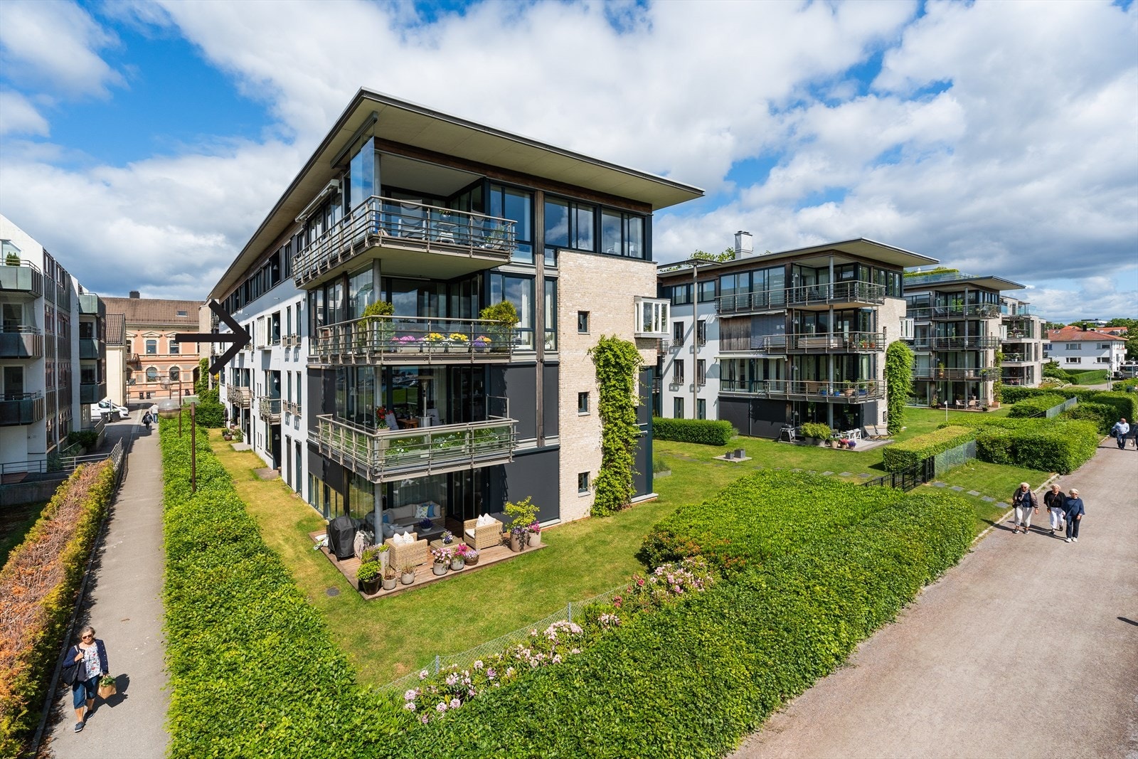 Leiligheten er en del av det populære "Rasmussenbygget" med en fantastisk beliggenhet ved strandpromenaden og Nupenparken. Sameiets fellesarealer er svært pent opparbeidet med beplantning, gangveier og sitteplasser. Galleribilde