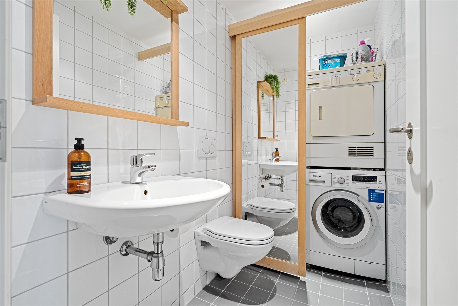 Bak skyvedørsgarderoben er vaskemaskin og tørketrommel bortgjemt. Du har forøvrig også god lagringsplass bak skyvedørsgarderoben. Galleribilde