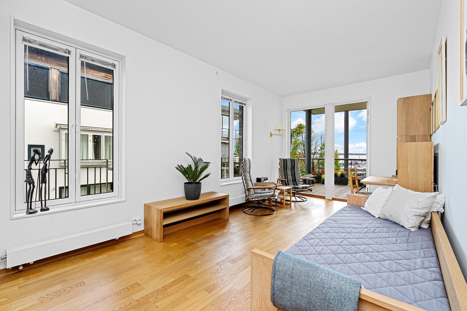 Vegg i vegg med hovedsoverommet finnes dette rommet som i utgangspunktet var tiltenkt som en ekstra stue. Rommet er av svært god størrelse og er idag benyttet som et kontor/gjesterom. Galleribilde