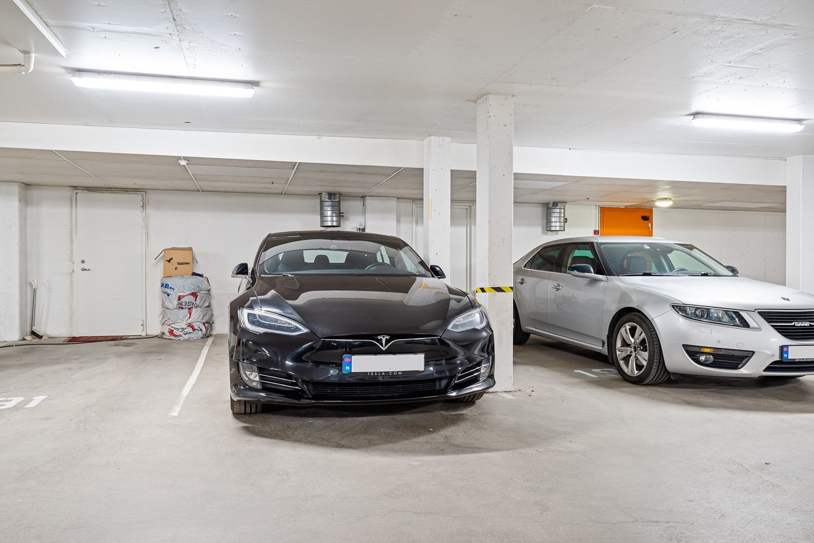 I byggets underetasje finner du 1 parkeringsplass som medfølger leiligheten. Det er flere som har satt opp el-bil lader i anlegget, dog er det pt. ikke satt opp på aktuell parkeringsplass. Galleribilde