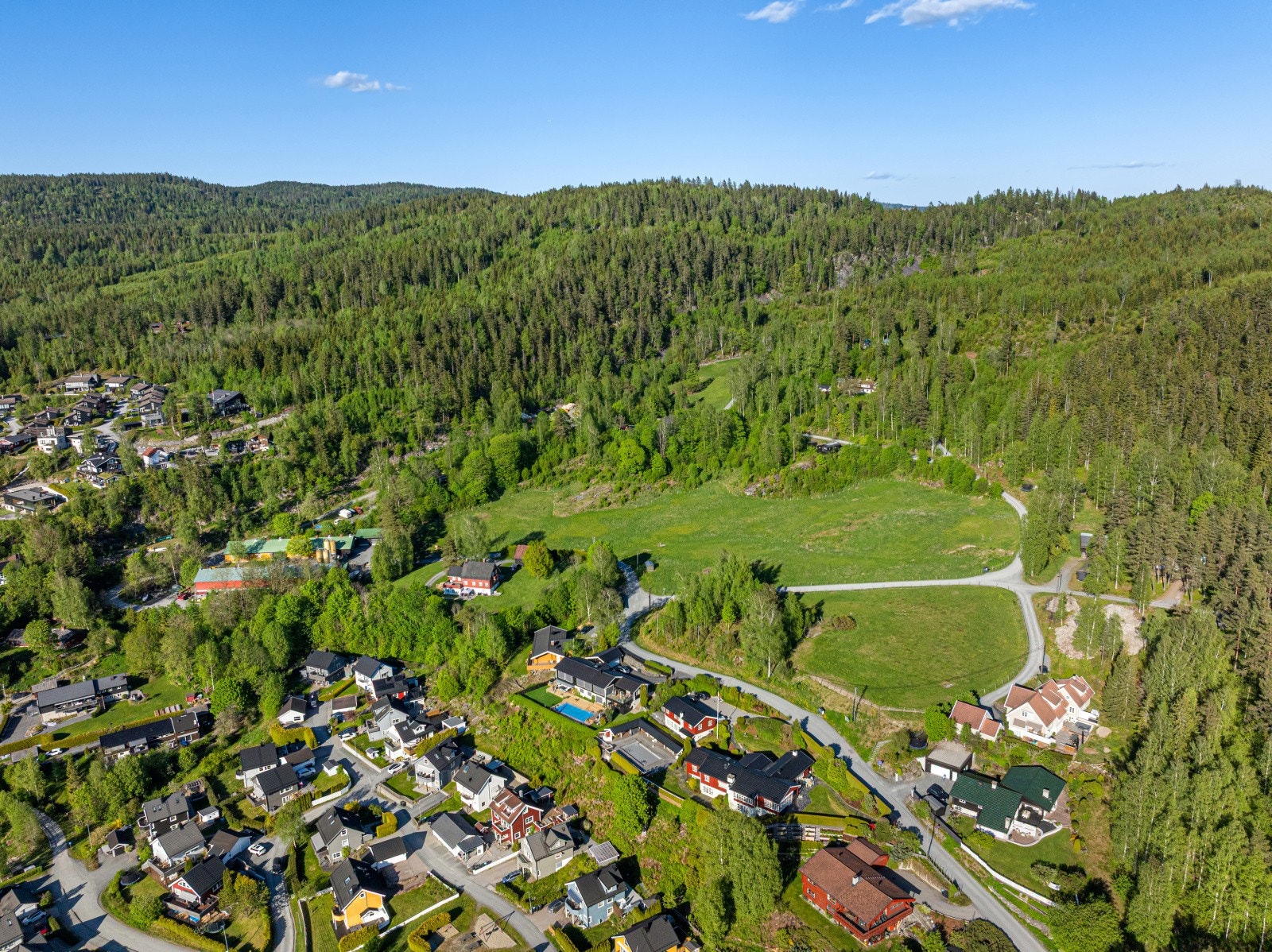 Flotte grønne omgivelser rundt eiendommen med turstier, badeplass ,golfbaner, skiløype og skisenter er bare noen av mulighetene i området. Galleribilde