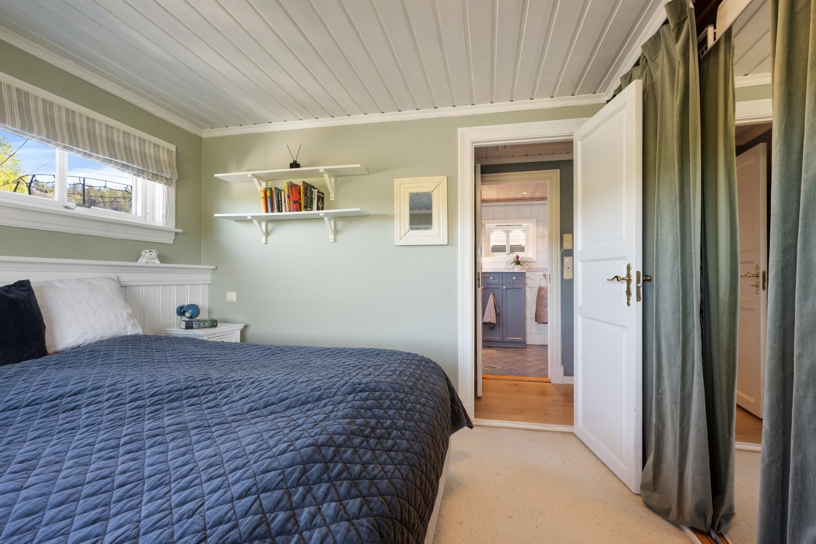 vindusflater gir flott utsyn og skaper en lys og avslappende atmosfære på soverommet. Galleribilde