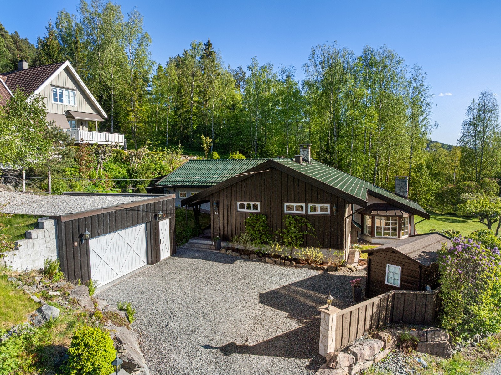 Stort gårdsrom med god plass til parkering av flere biler i tillegg til parkering i dobbel garasje. Galleribilde