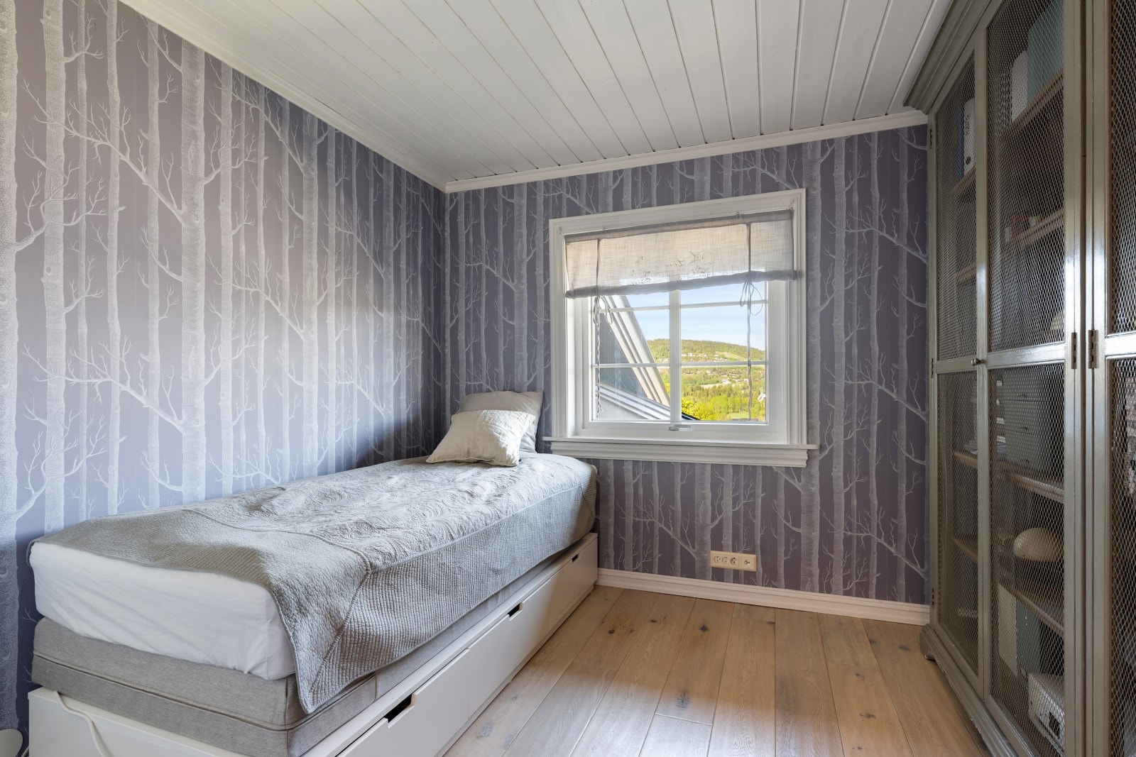 Soverom 2 har en praktisk utforming med plass til seng og god oppbevaringsplass - perfekt som barnerom, gjesterom eller kontor. Galleribilde