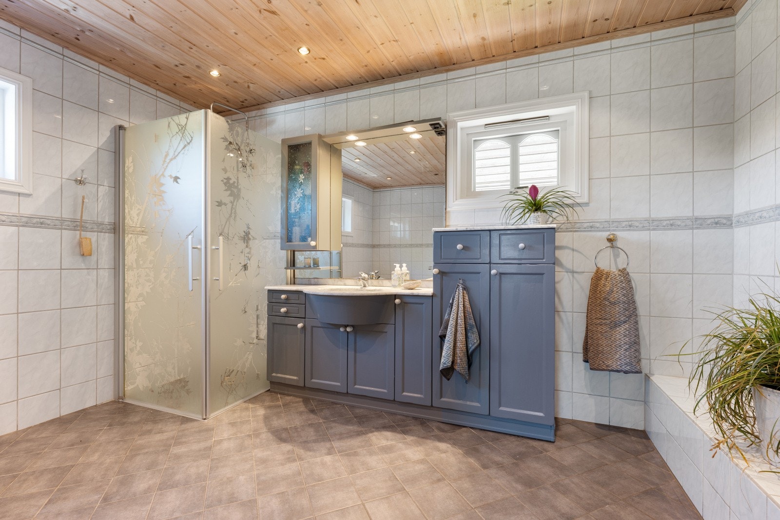 En rolig og funksjonell sone for hverdagskomfort - med materialvalg som står seg over tid. Galleribilde