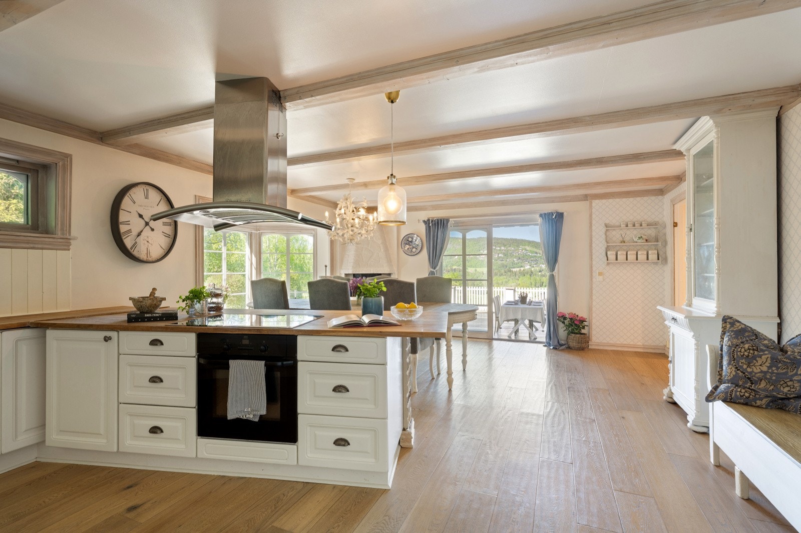 Kjøkkenrommet er både romslig og innbydende - her er det god plass til et stort kjøkken og langbord til hyggelige måltider Galleribilde