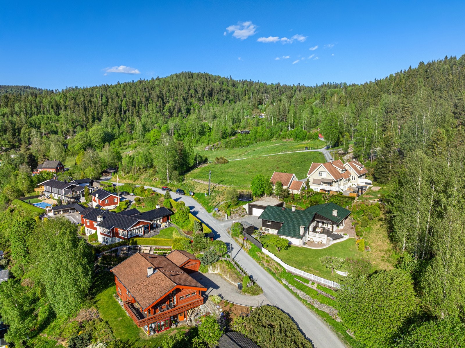 Boligen ligger i direkte nærhet til skogen, omgitt av grønne omgivelser som gir både ro og naturopplevelser rett utenfor døren. Galleribilde