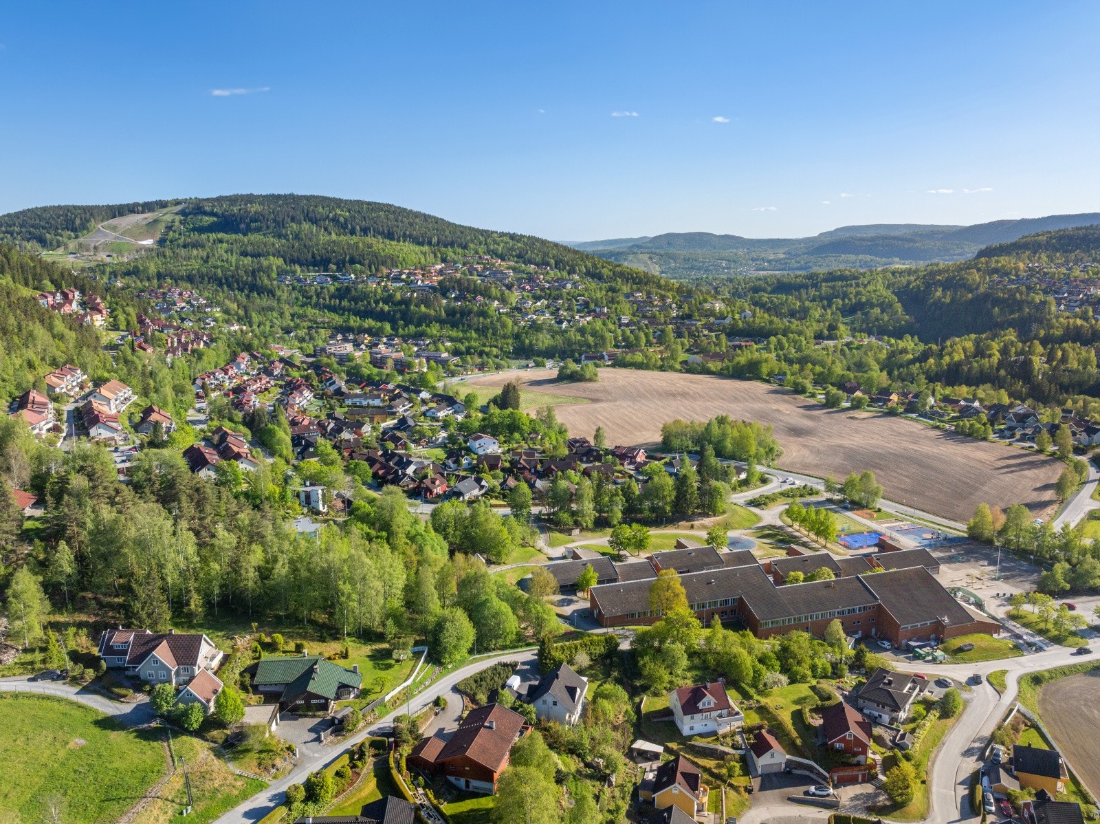 Fra boligen har man gangavstand til barnehager og skoler hvor blant annet Anna Krefting barneskole ligger like ved. Galleribilde
