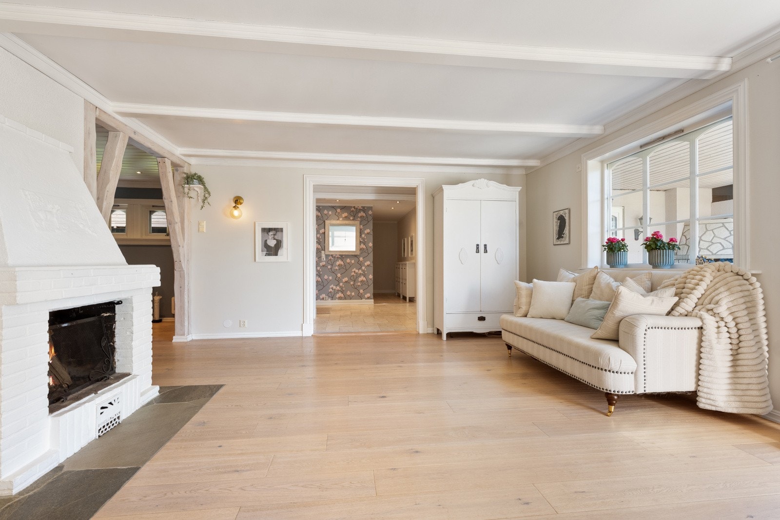 Stuen er lys og innbydende, med store vindusflater som slipper inn rikelig med dagslys og gir en luftig atmosfære. Galleribilde