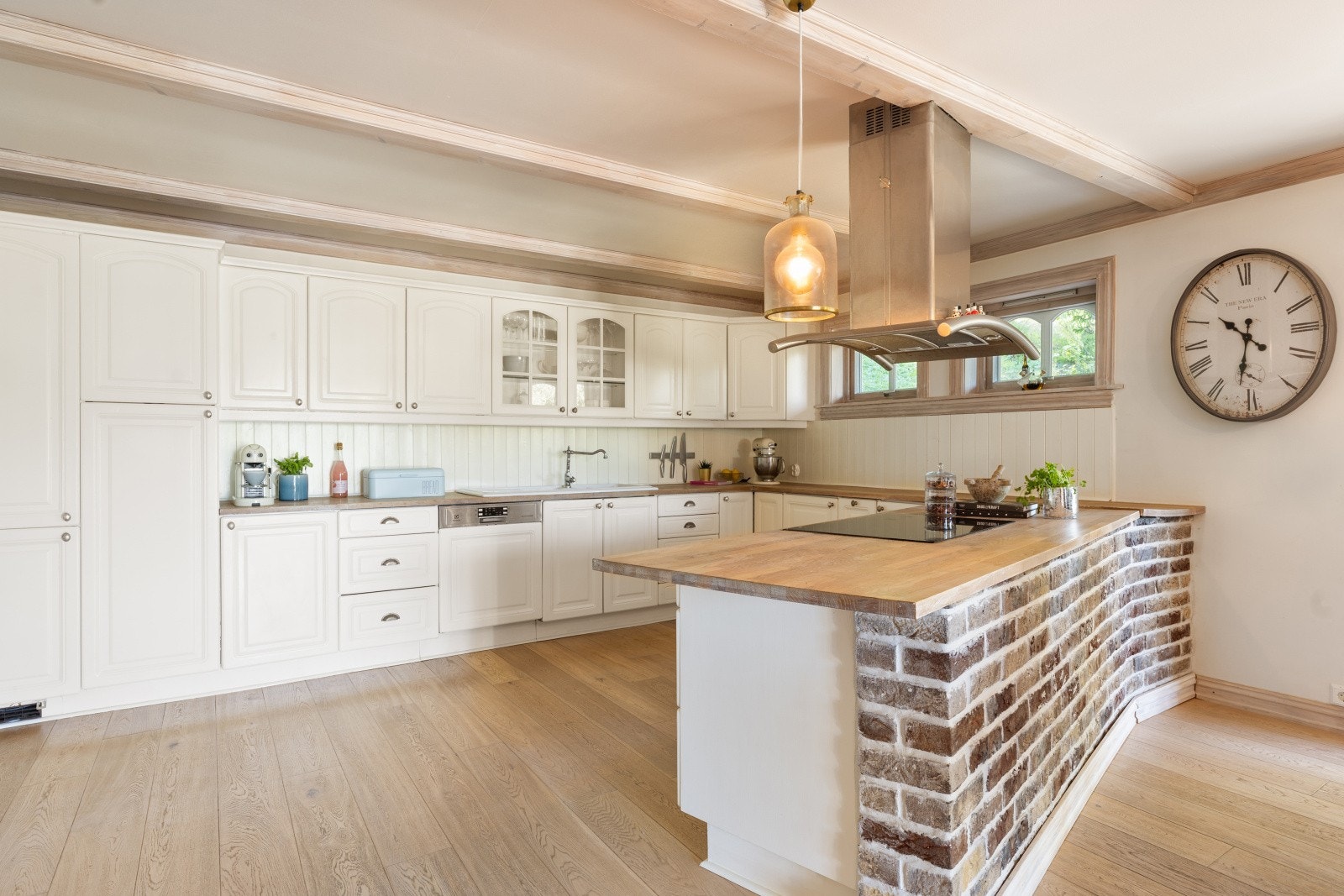 Rikelig skap- og skuffeplass kombinert med gode arbeidsflater gjør kjøkkenet både funksjonelt og praktisk. Her er det god boltreplass for hele familien. En herlig samligsplass. Galleribilde