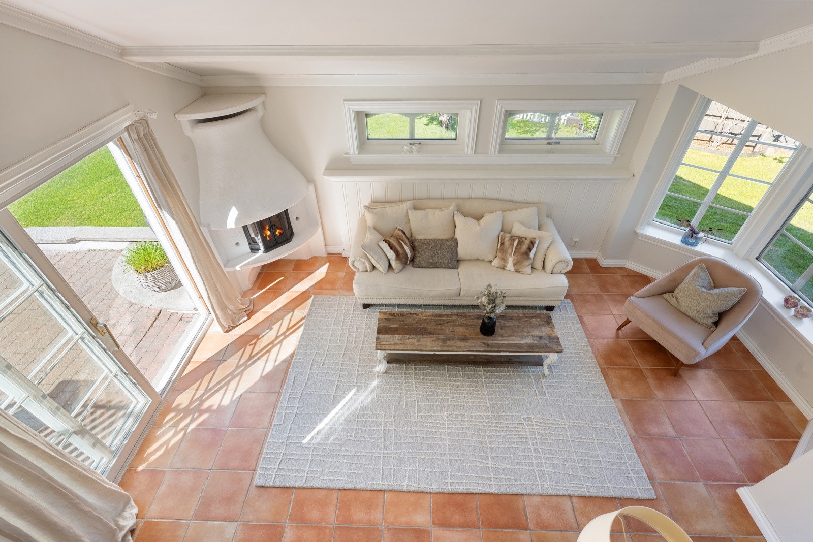 Ned trappen fra stuen finner man i tillegg en romslig og funksjonell ekstra stue - perfekt som et ekstra oppholdsrom. Galleribilde