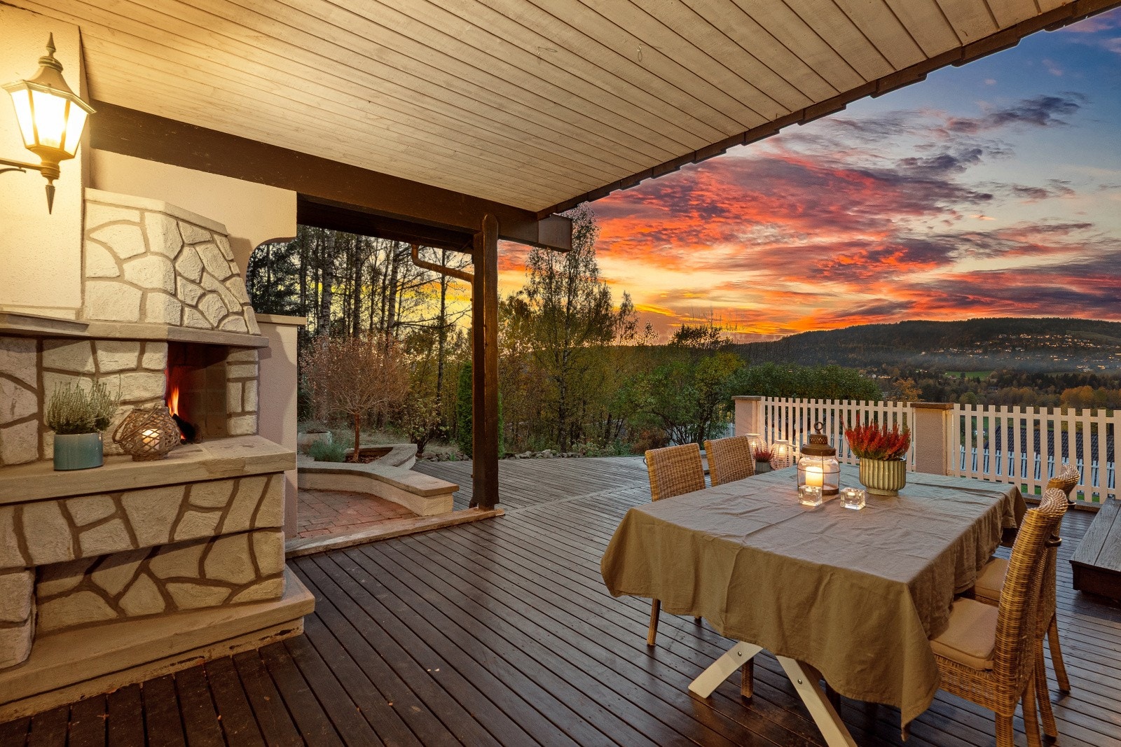 Romslig, overbygd terrasse med utepeis, spiseplass og nydelig utsikt. Galleribilde