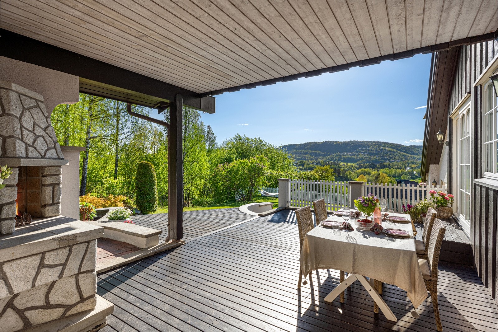 Deler av terrassen er overbygget og utstyrt med en koselig utepeis for nytelse. Galleribilde