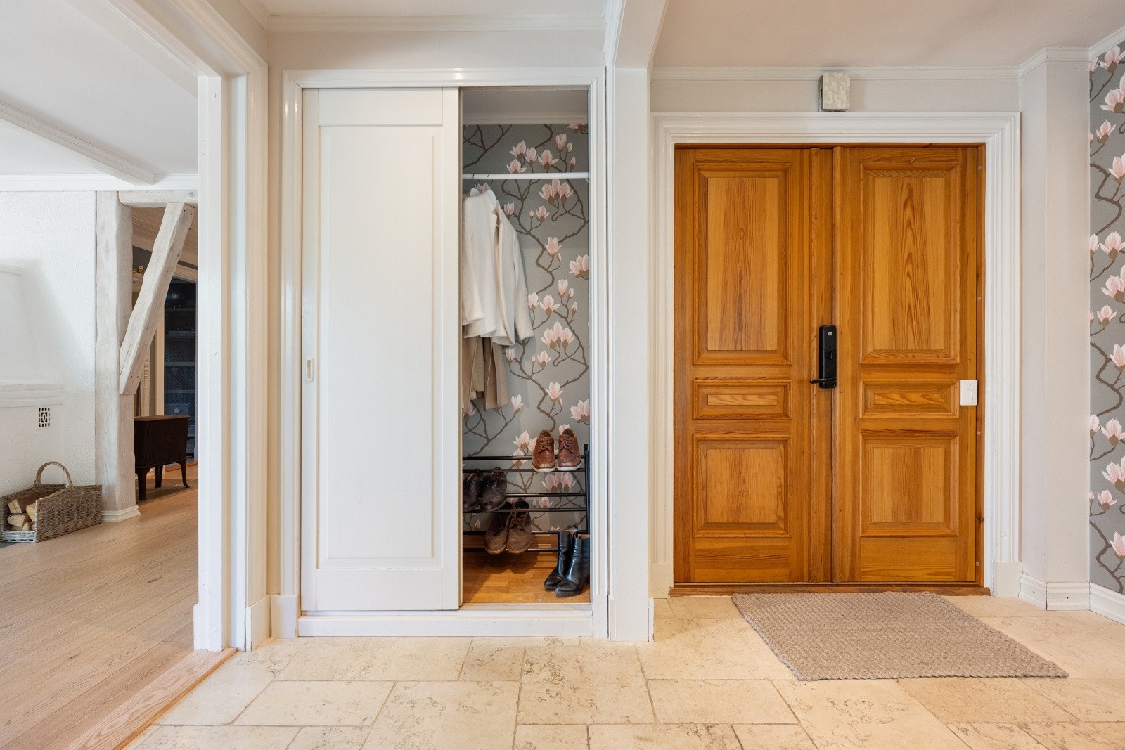 Entréen har flislagt gulv og god plass til oppbevaring i 2 praktisk skyvedørsgarderober. Galleribilde