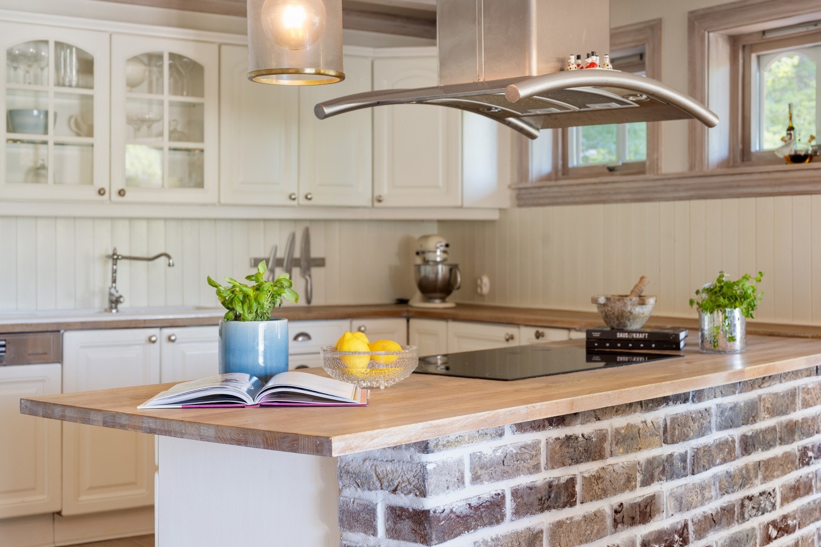 Rommet er utstyrt med komfyr, koketopp, oppvaskmaskin og kjøleskap, og en koselig vedovn sørger for lun varme på kalde dager. Galleribilde