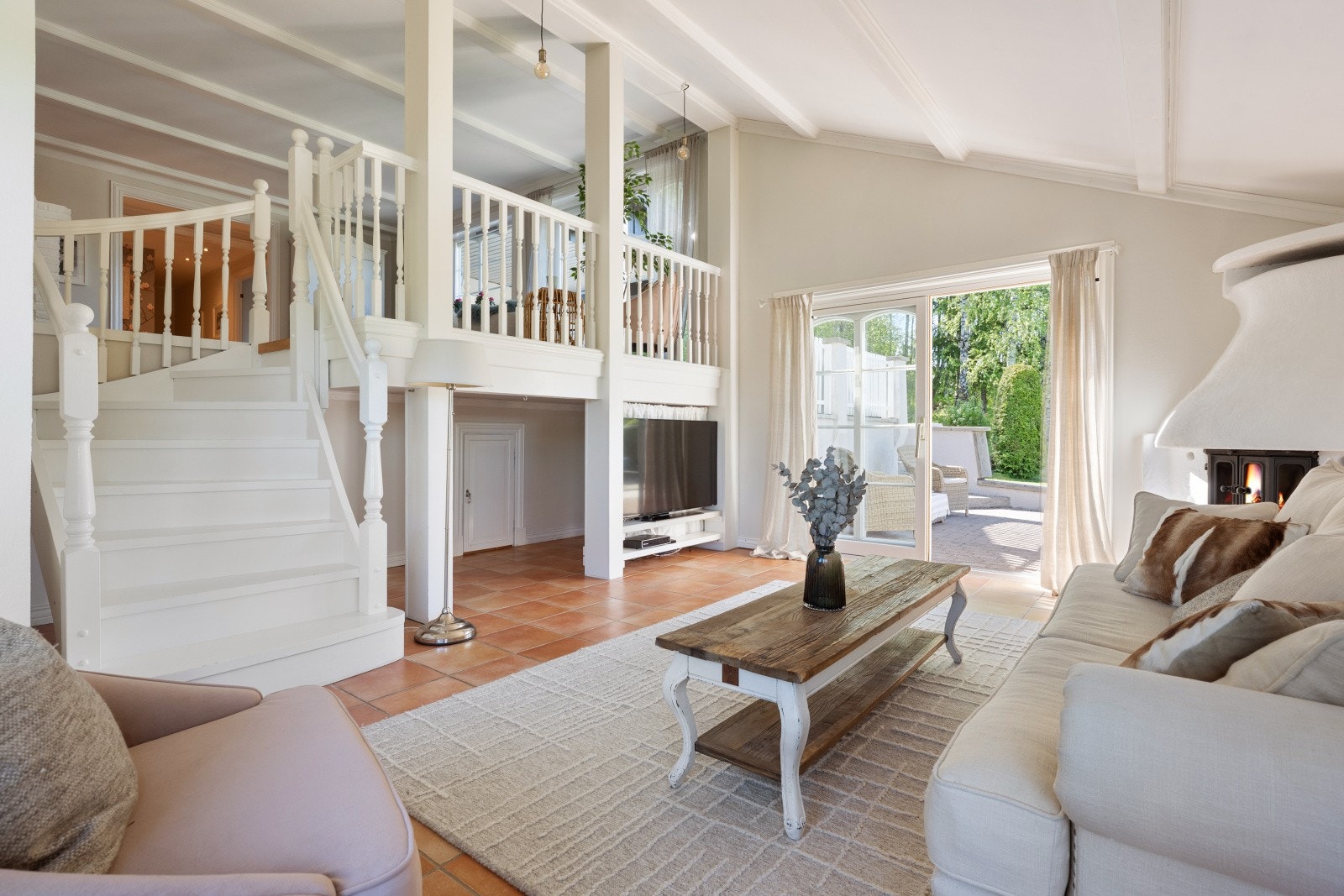 Med direkte utgang til hagen blir rommet et naturlig bindeledd mellom inne- og uterom. Galleribilde