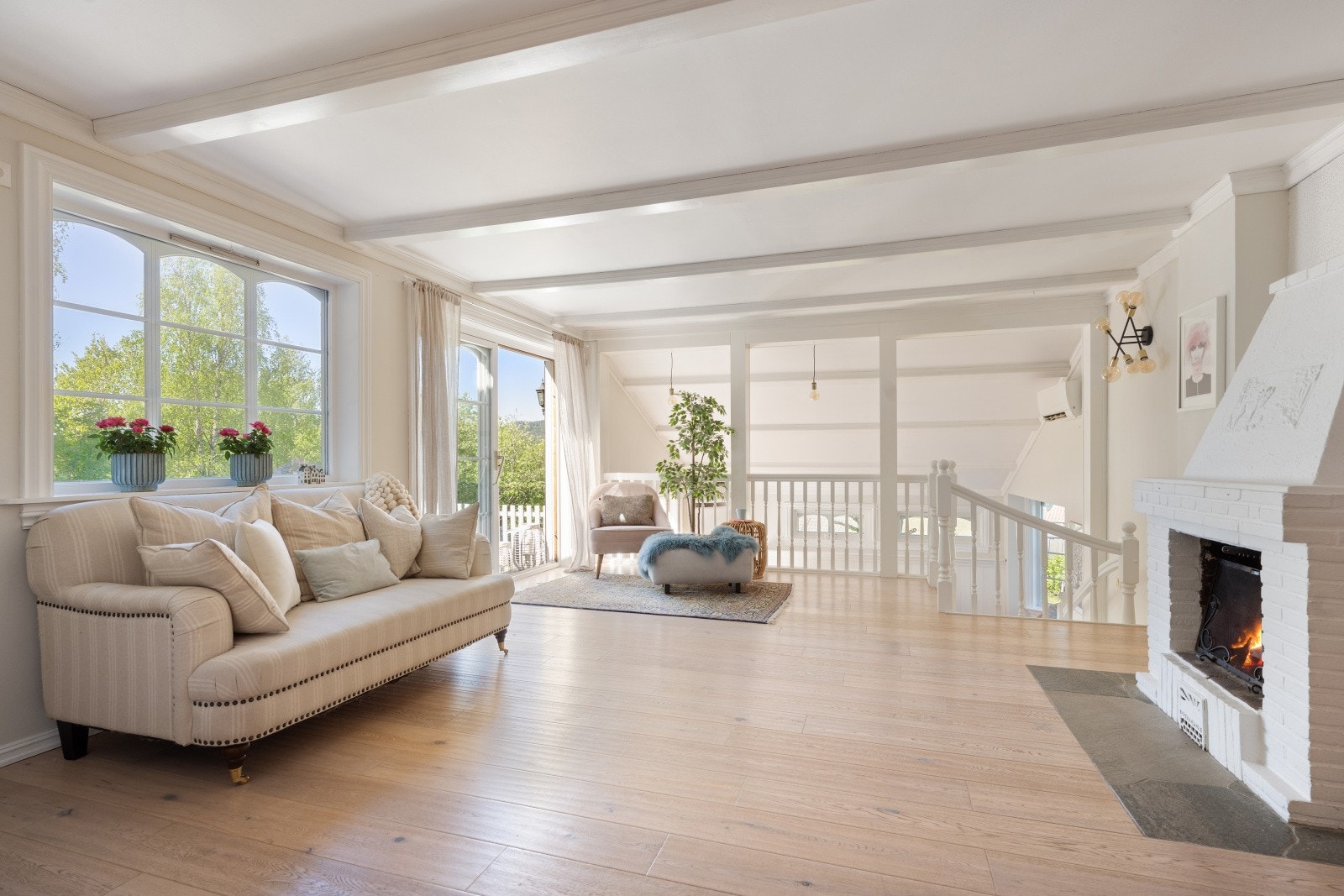 Den generøse størrelsen gjør det enkelt å møblere med både sofagruppe og spiseplass - perfekt for både hverdag og selskapeligheter. Lyst og luftig! Galleribilde