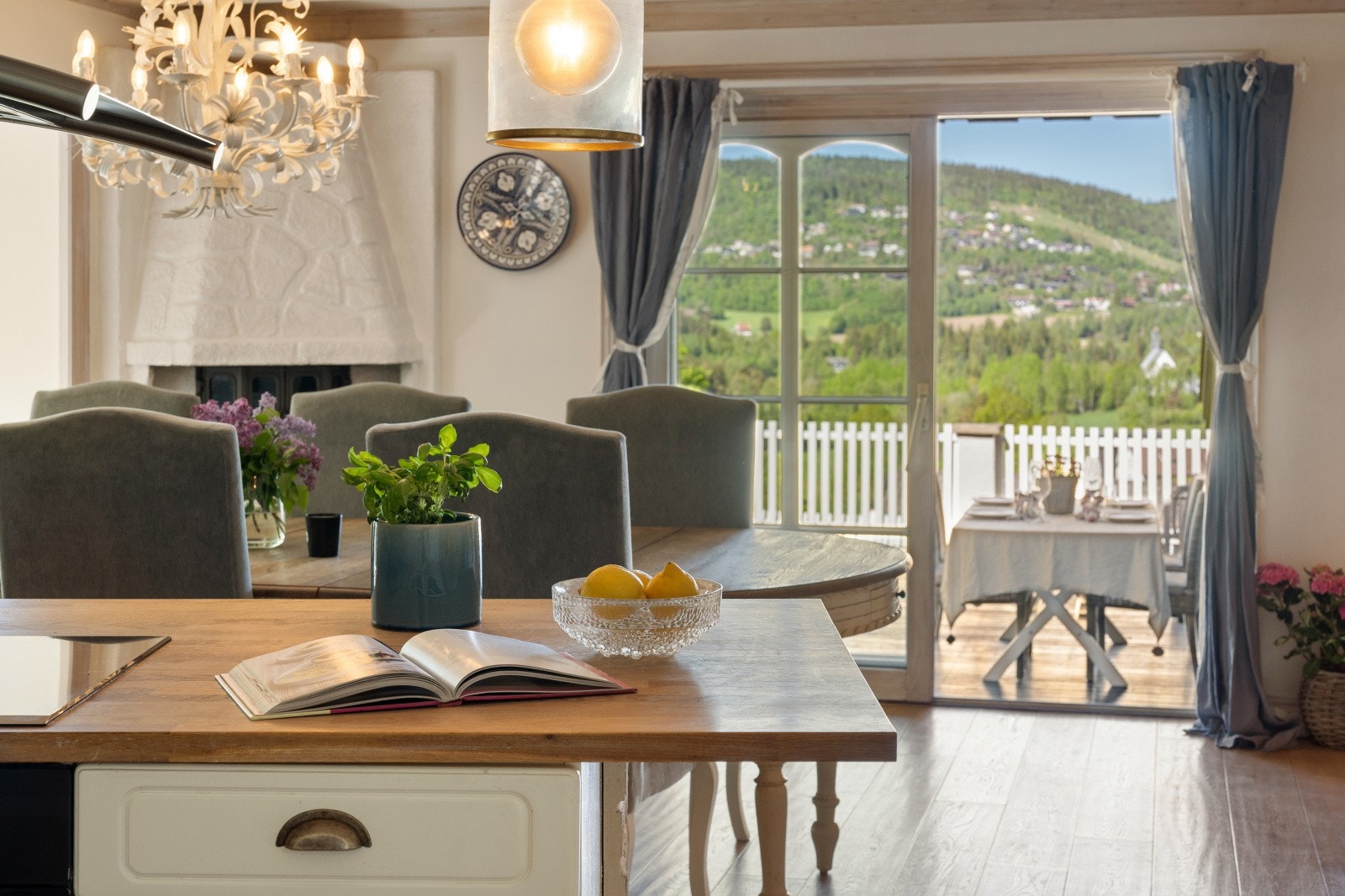 Store vindusflater og doble dører til uteområdet gir spisestuen rikelig med dagslys og en luftig romfølelse. Galleribilde