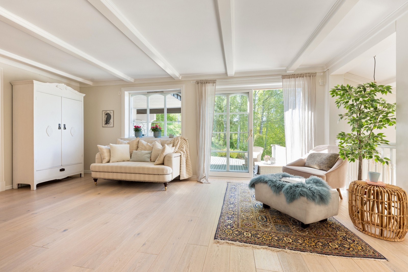 Store vinduer bidrar til å forsterke romfølelsen og skaper en behagelig og åpen stemning i rommet. Galleribilde