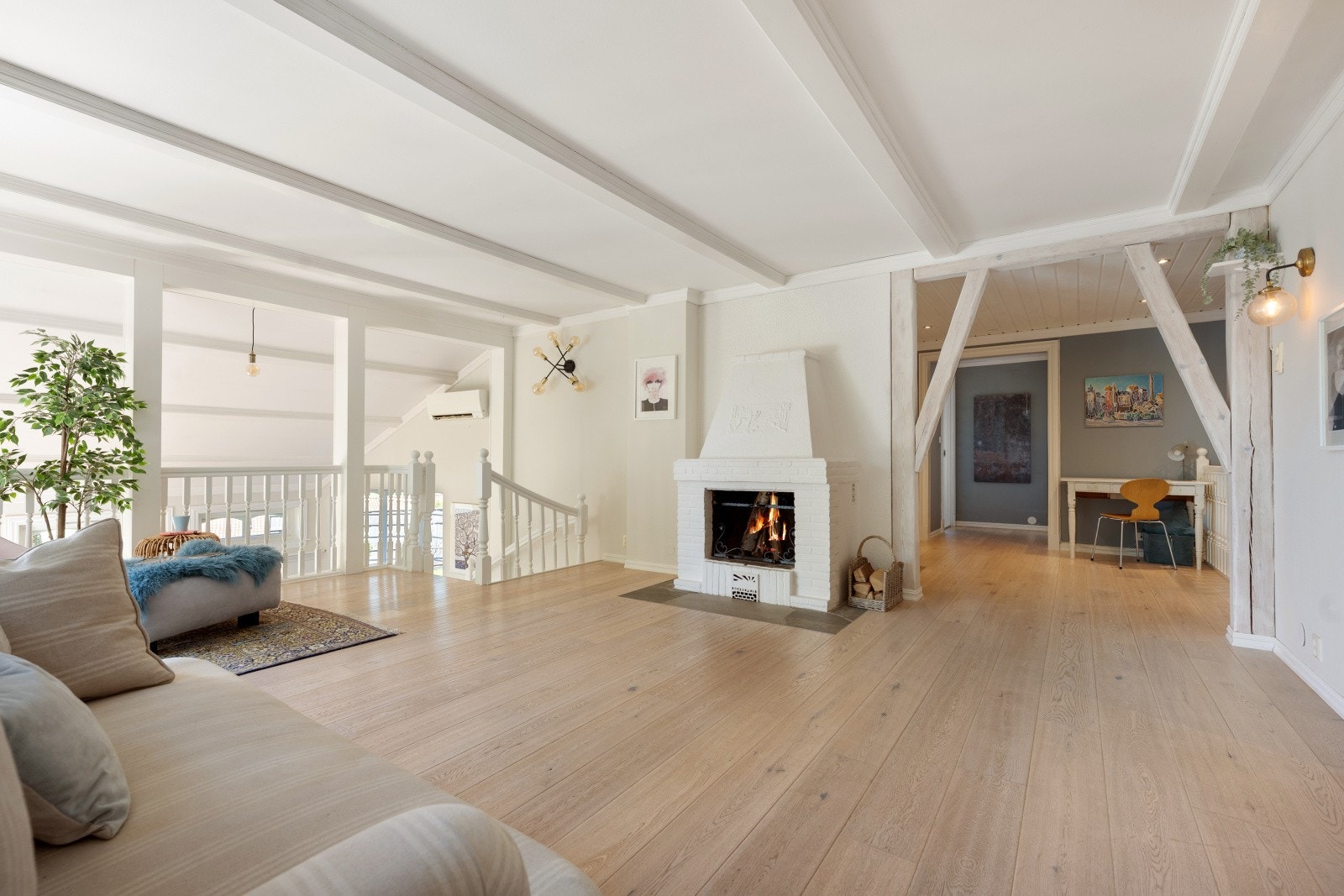 Peisen setter et lunt preg på rommet og gir ekstra varme på kalde dager. Galleribilde