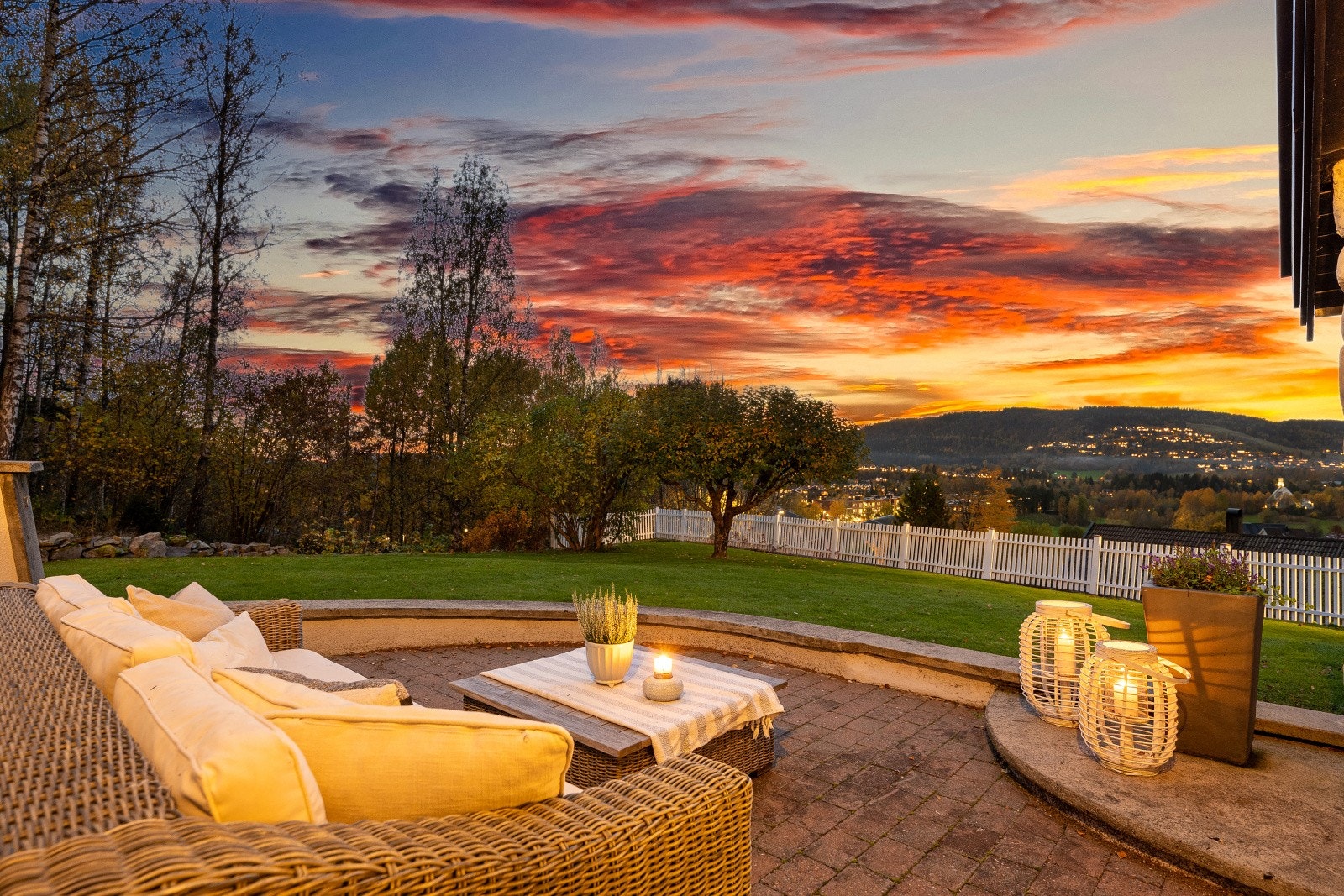 Eiendom med sjel og sjarm som gir ro i sjela. Fantastisk flotte uteplasser. Galleribilde