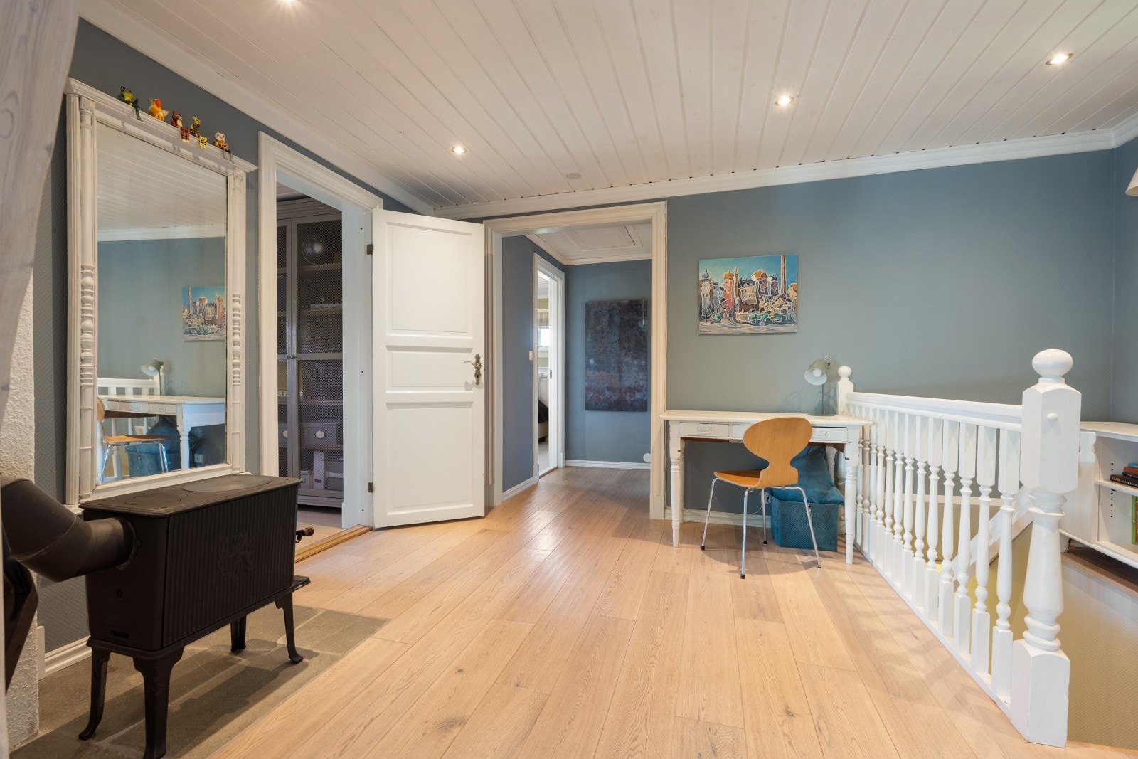 Lys og åpen gang med trappeløp som binder etasjene sammen på en naturlig og ryddig måte - et praktisk kommunikasjonsrom med god flyt. Galleribilde